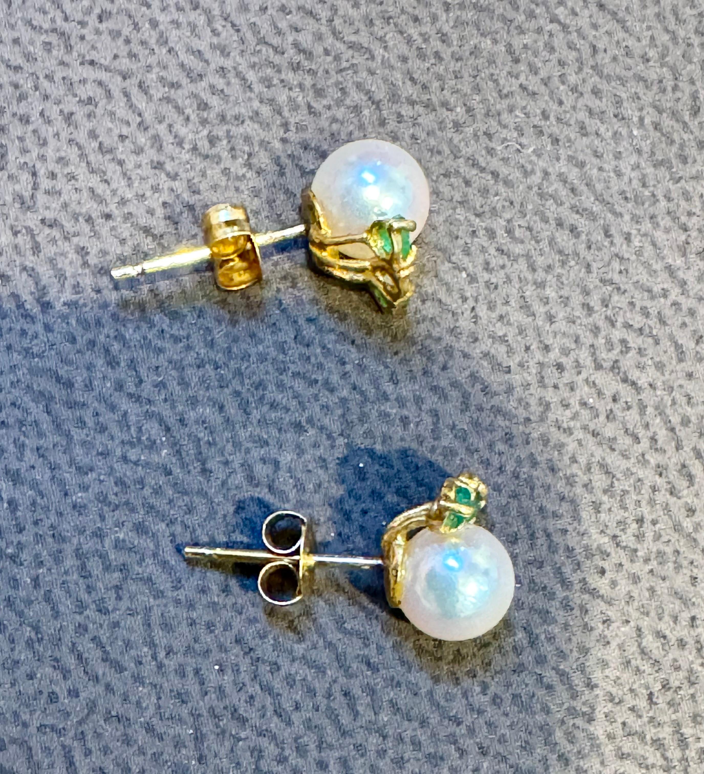 Akoya-Perlen-Ohrstecker aus 18 Karat Gelbgold mit Zinn-Diamant und Smaragd im Angebot 6