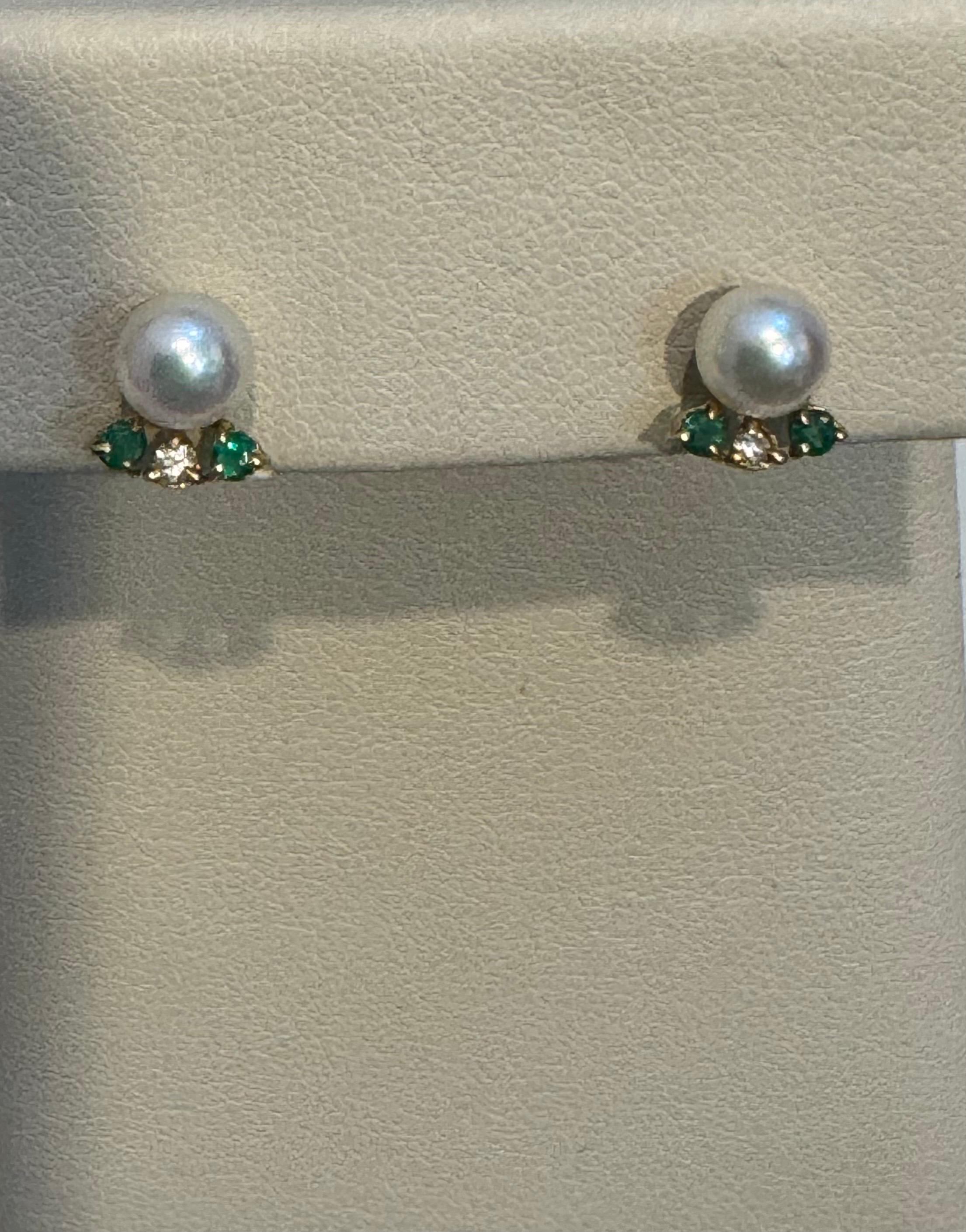 Akoya-Perlen-Ohrstecker aus 18 Karat Gelbgold mit Zinn-Diamant und Smaragd im Angebot 7