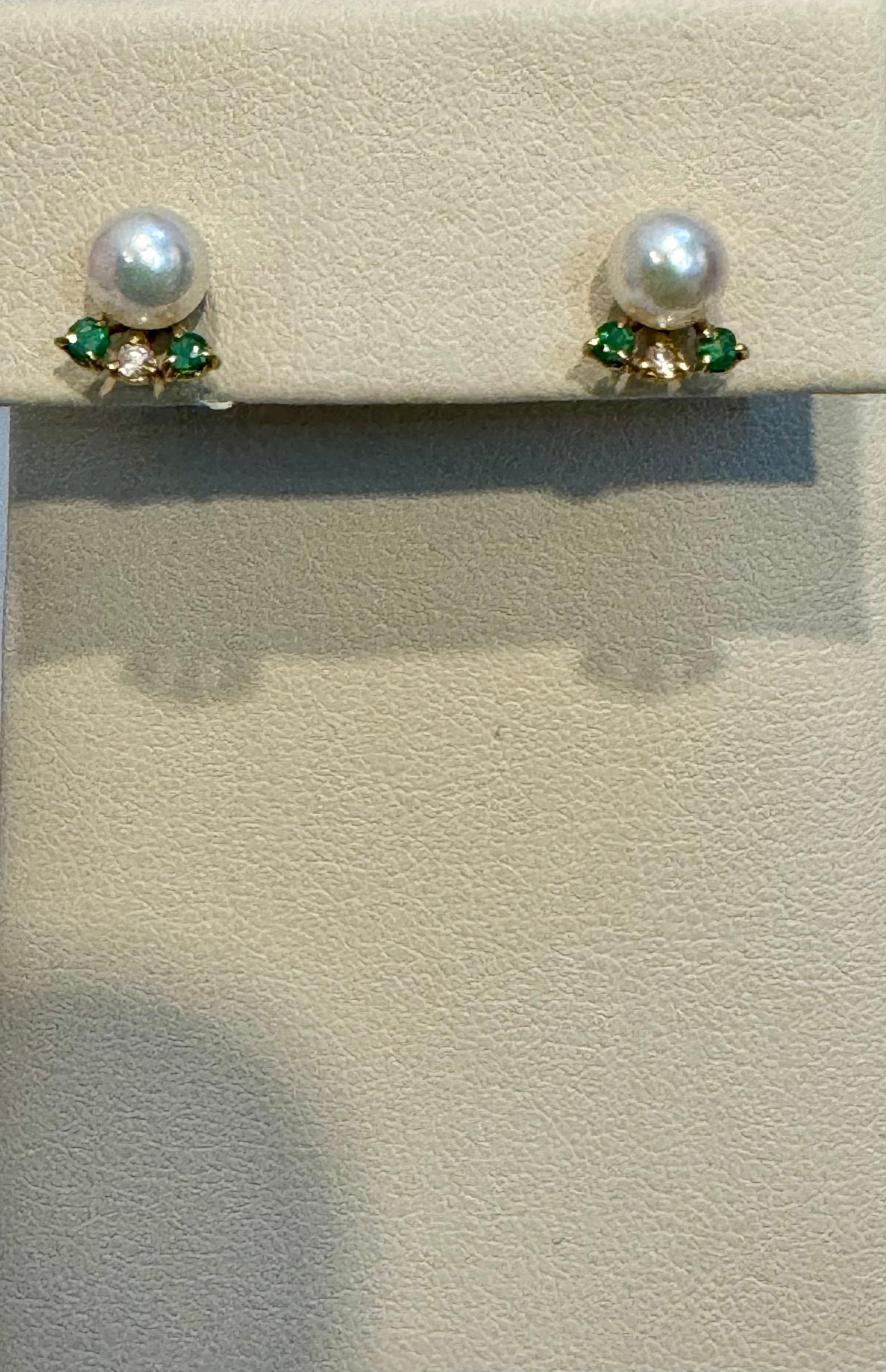 Akoya-Perlen-Ohrstecker aus 18 Karat Gelbgold mit Zinn-Diamant und Smaragd
Diese spektakuläre Affordable  Ohrring  ist  bestehend aus  zwei kleine Smaragde und ein Diamant mit 5,9 mm Akoya-Perle  . Diese sind  Ohrstecker
Sehr glänzende Perle mit