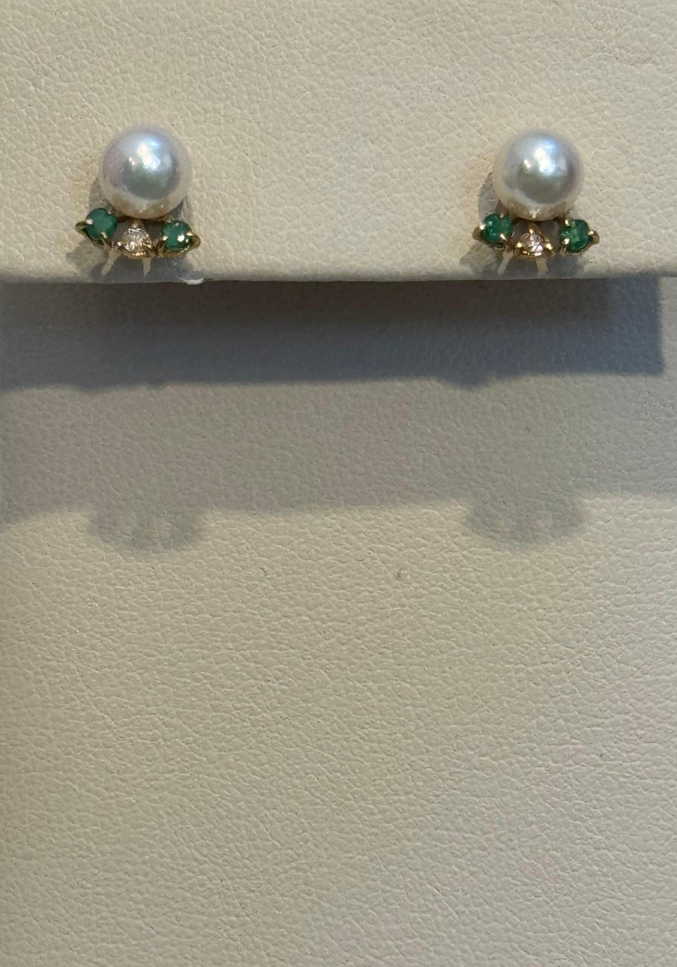 Akoya-Perlen-Ohrstecker aus 18 Karat Gelbgold mit Zinn-Diamant und Smaragd im Zustand „Hervorragend“ im Angebot in New York, NY
