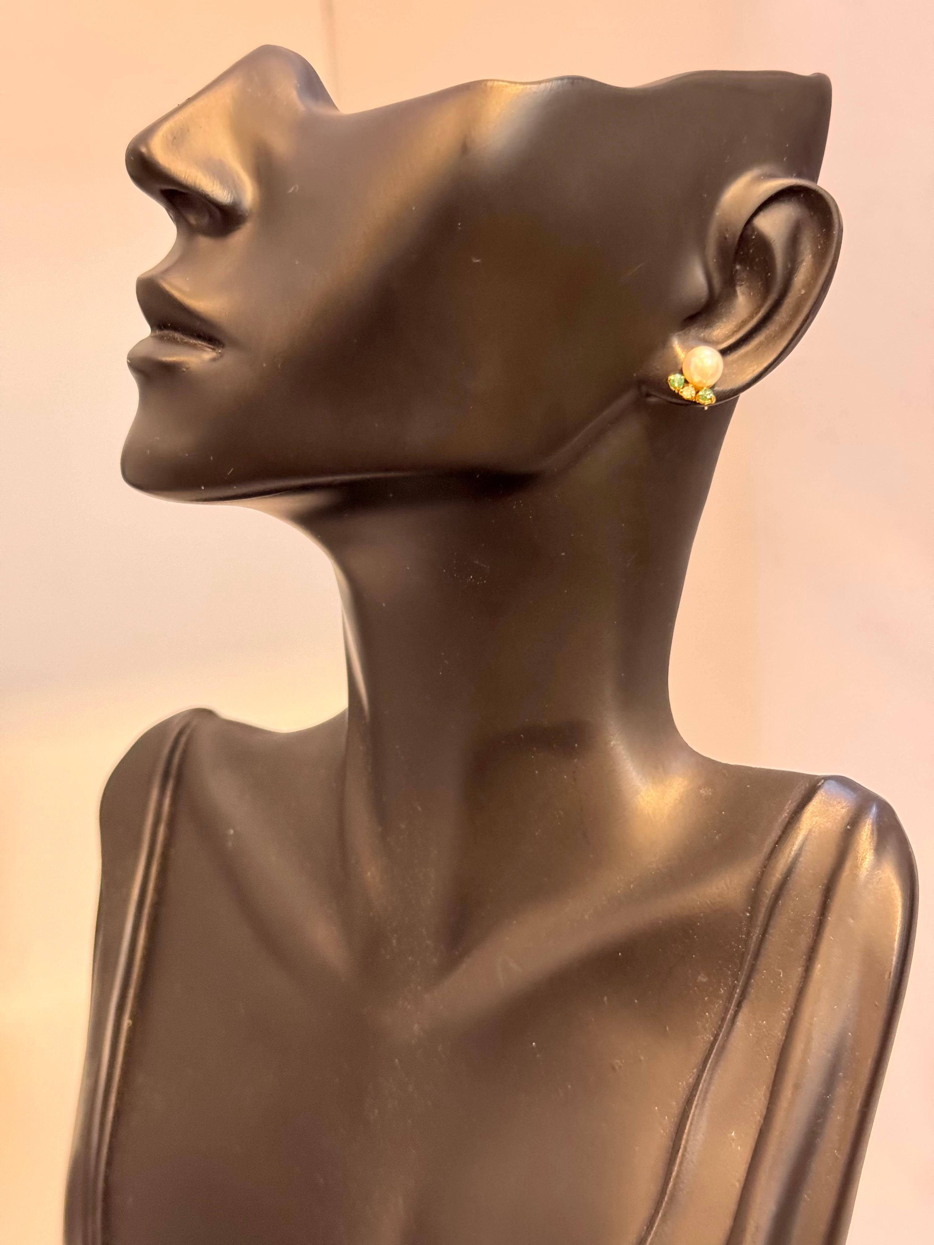 Akoya-Perlen-Ohrstecker aus 18 Karat Gelbgold mit Zinn-Diamant und Smaragd Damen im Angebot