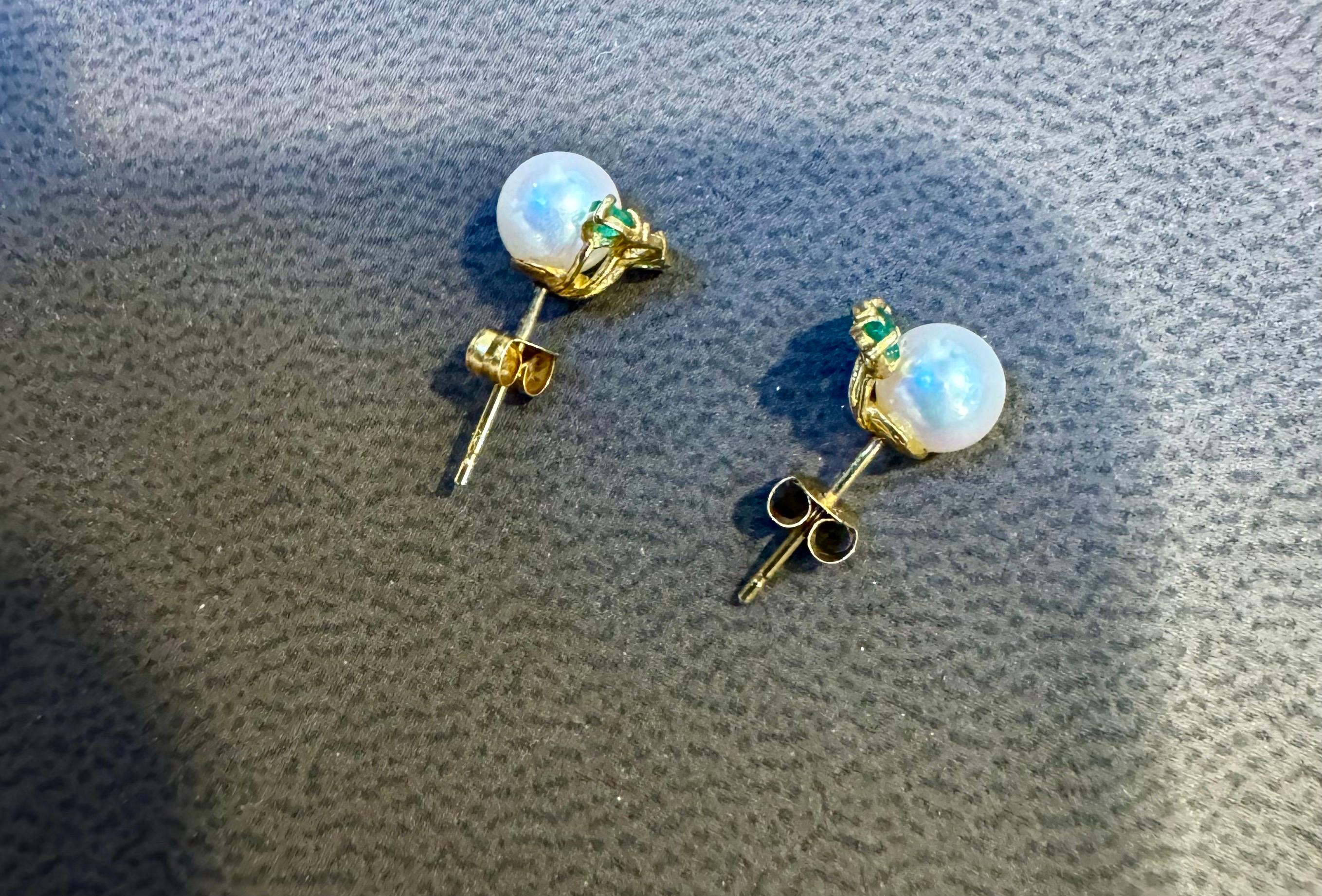 Akoya-Perlen-Ohrstecker aus 18 Karat Gelbgold mit Zinn-Diamant und Smaragd im Angebot 1