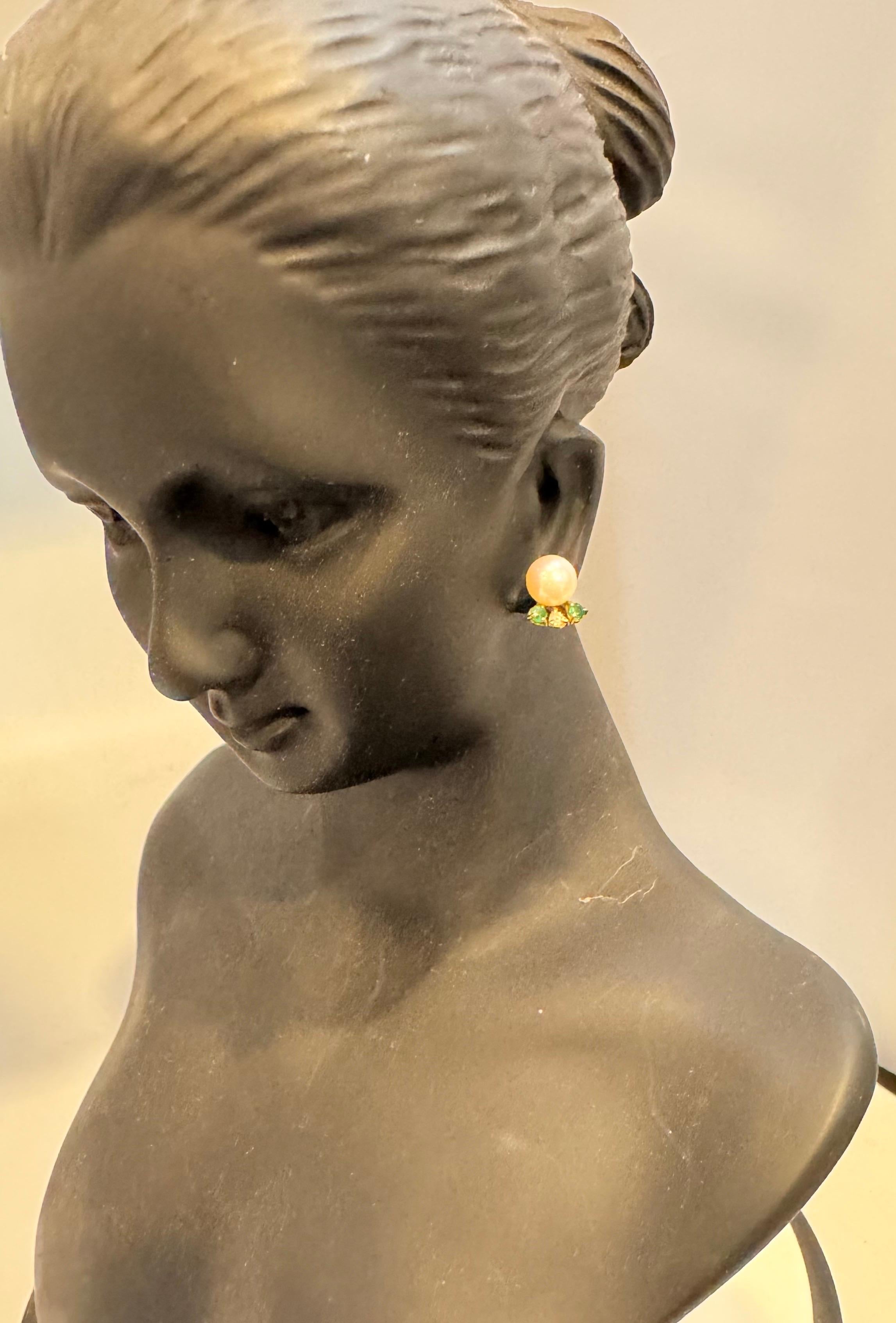 Akoya-Perlen-Ohrstecker aus 18 Karat Gelbgold mit Zinn-Diamant und Smaragd im Angebot 2
