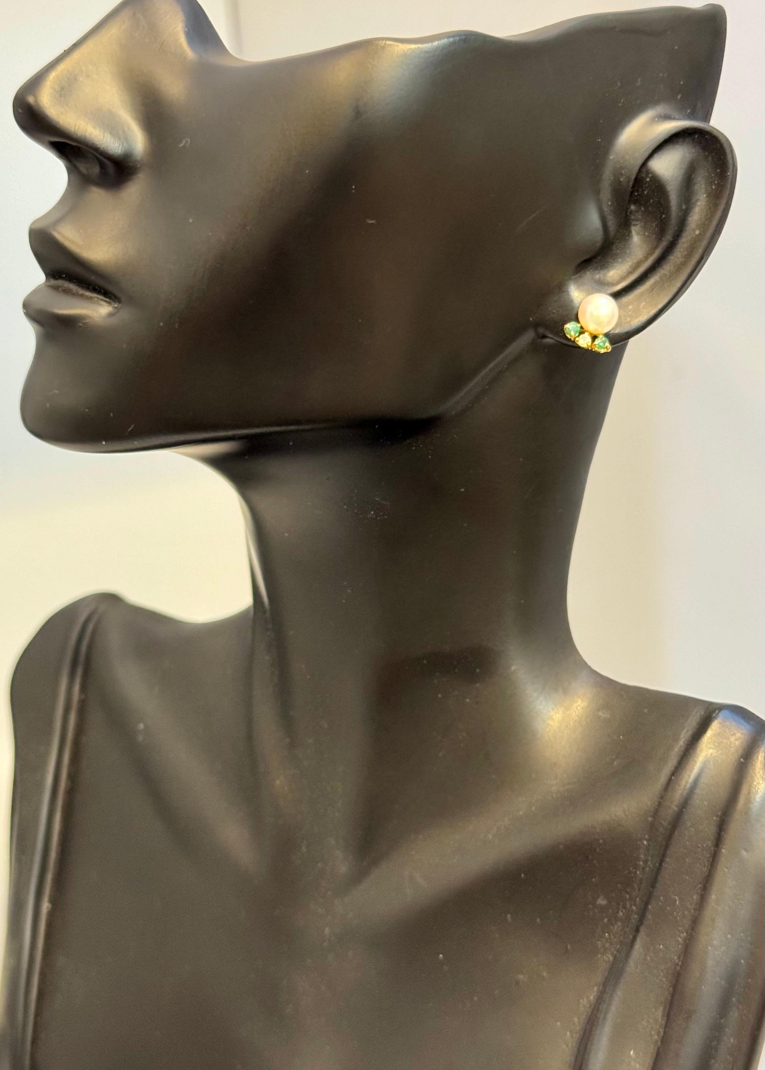 Akoya-Perlen-Ohrstecker aus 18 Karat Gelbgold mit Zinn-Diamant und Smaragd im Angebot 4