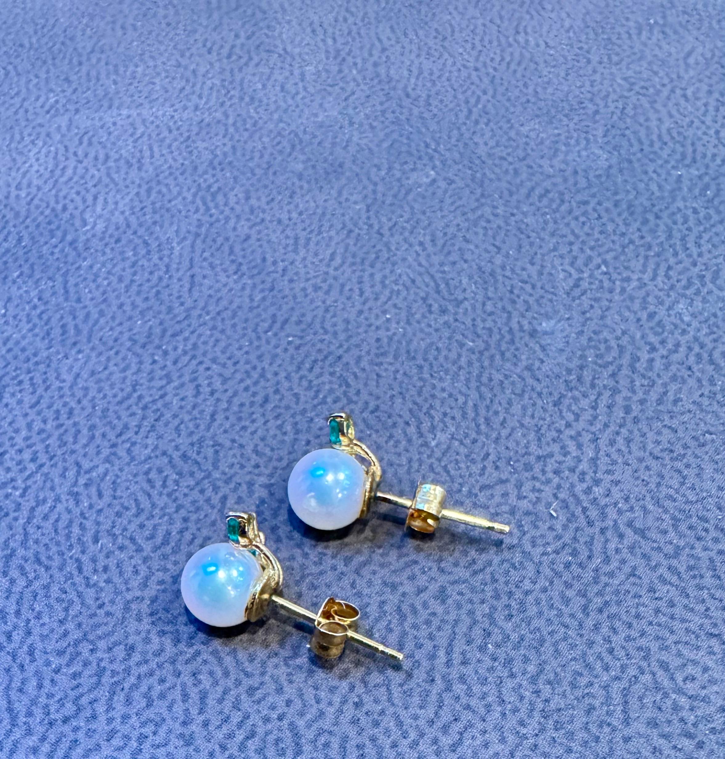 Akoya-Perlen-Ohrstecker aus 18 Karat Gelbgold mit Zinn-Diamant und Smaragd im Angebot 5