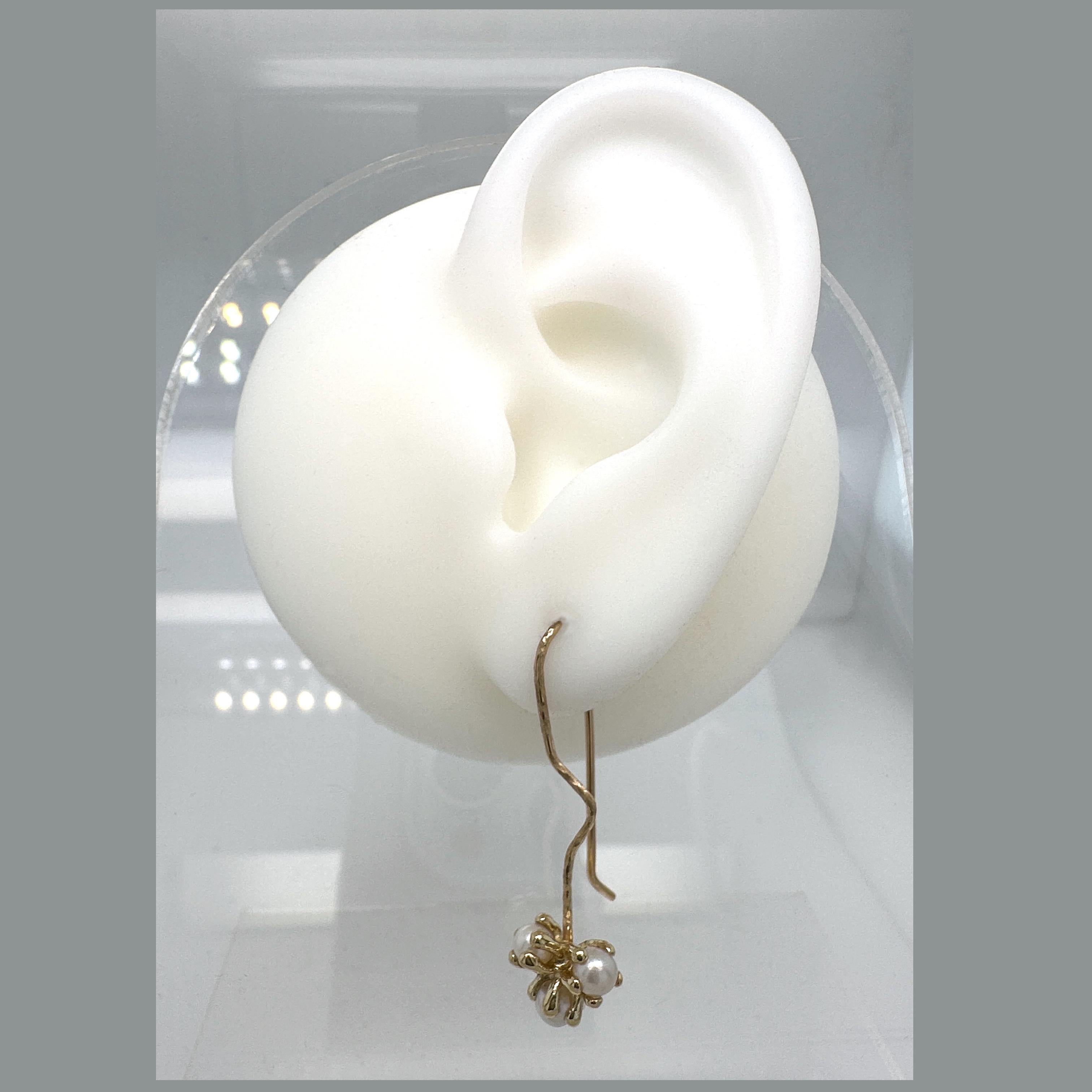Tres diminutas y perfectas perlas Akoya reciben el tratamiento de embrague en los nuevos pendientes de Eytan Brandes.

Las perlas son de Seven Seas Pearls, con sede en Los Ángeles, que se dedica exclusivamente a las perlas de agua salada: Mar del