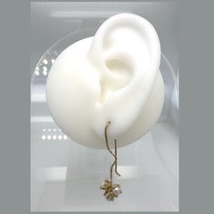 Pendientes de gota de perlas Akoya "trillizas" en alambre de oro largo texturado y pellizcado