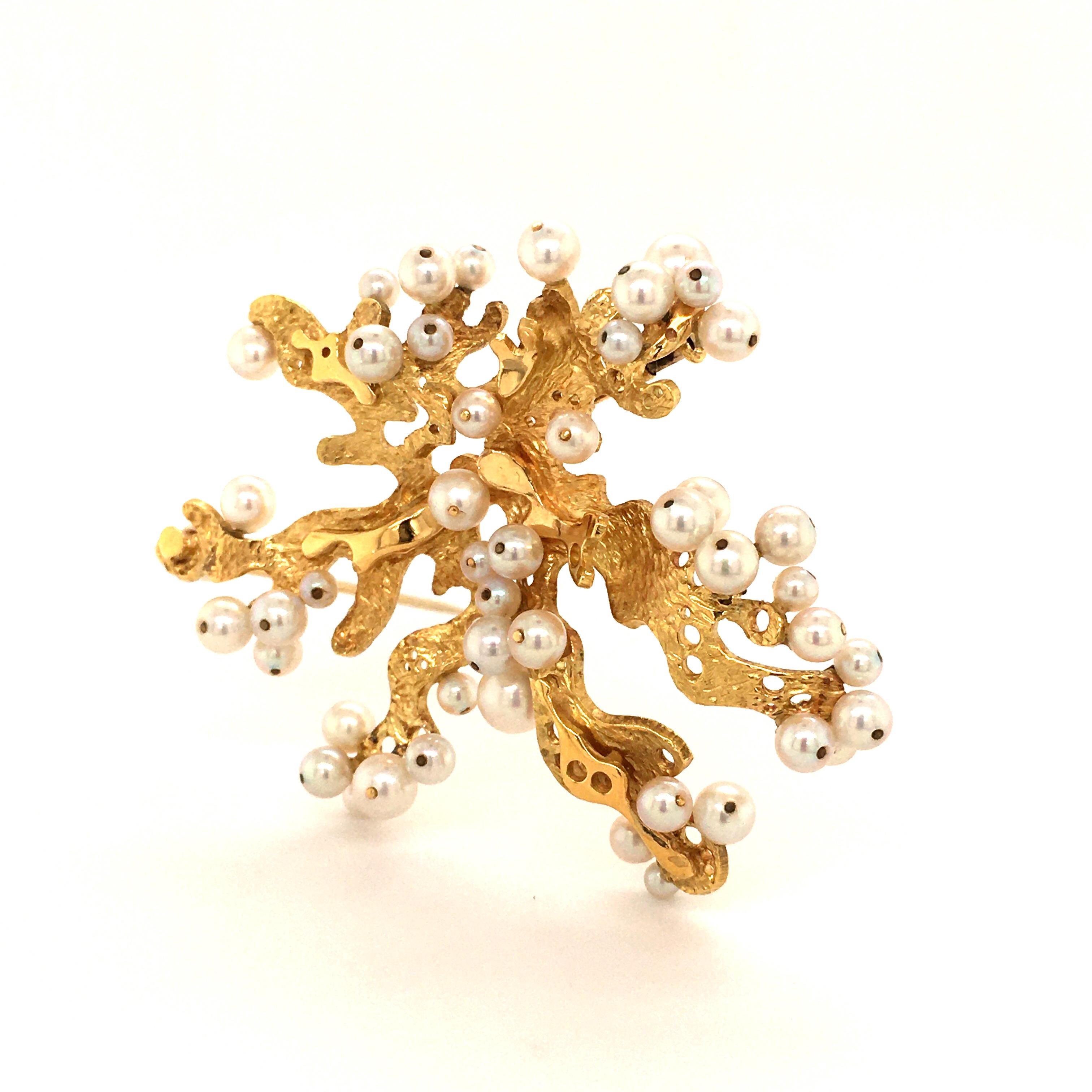 Fancy brooch in yellow gold 750 set with 47 akoya cultured pearls.

Please, ask for additional pictures if you are interested in this item.

Weight: 20.86 grams
Maker's mark: present
Assay mark: 750