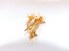 Spilla in oro 14 carati con perle Akoya*