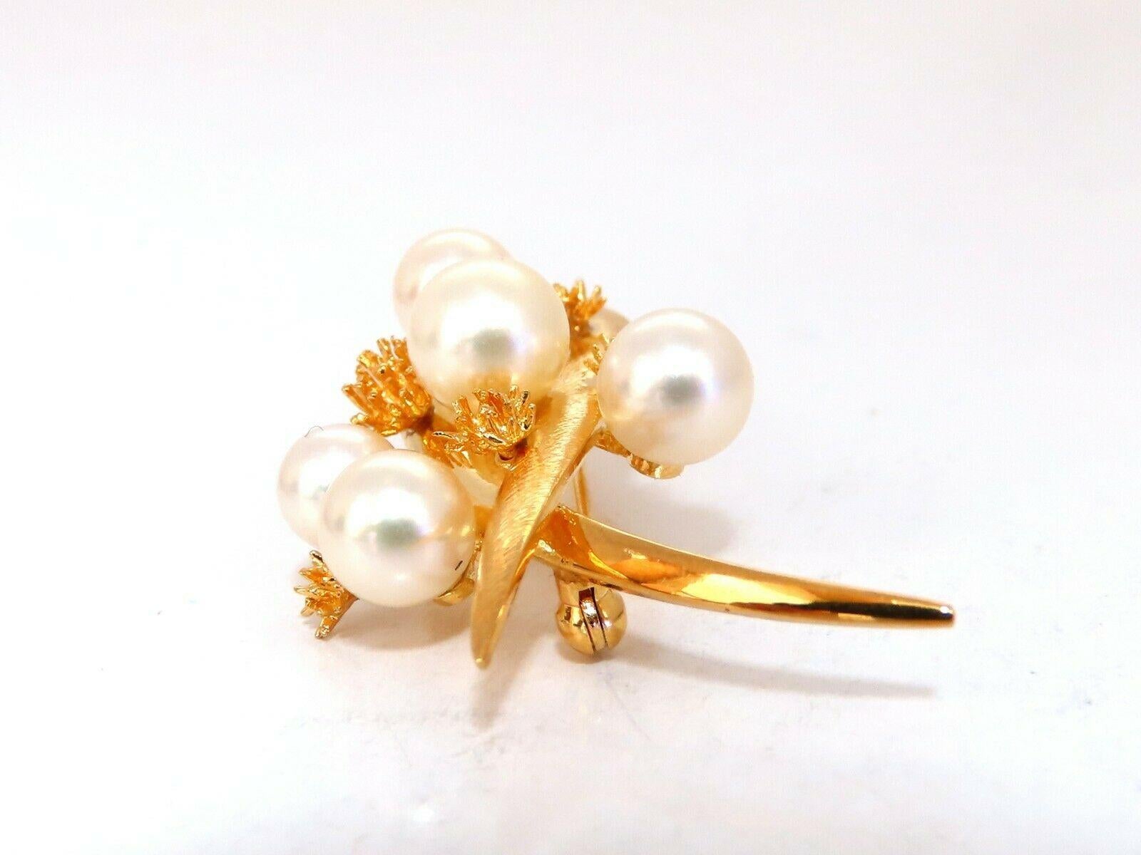 Akoya Pearls 14 Karat Gold Pin In New Condition For Sale In New York, NY