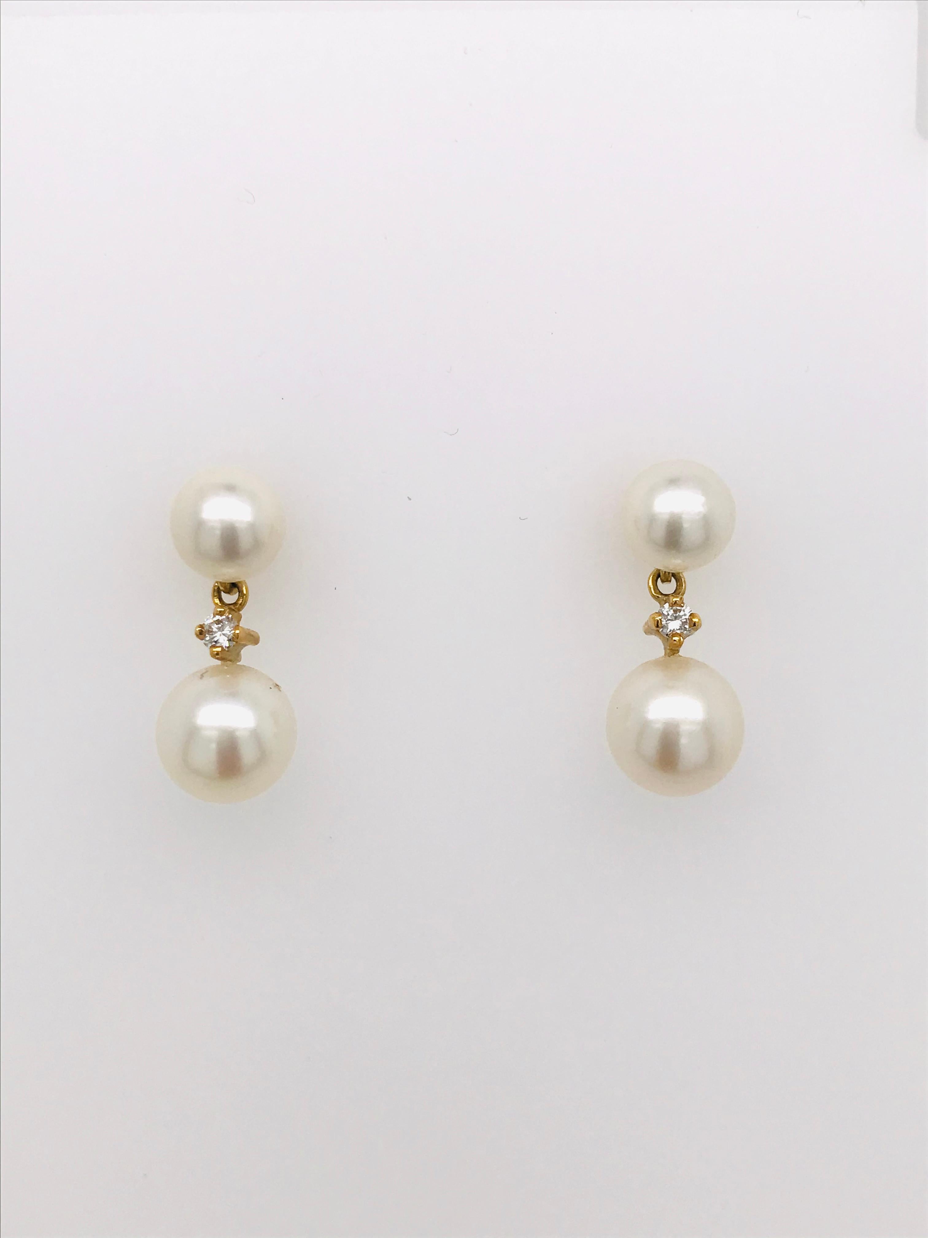 Akoya pearls Stud Earrings
Akoya pearl 11.5 mm
2 Diamonds 
Yellow Gold 18 k 
Systeme of Clasp ALPA
