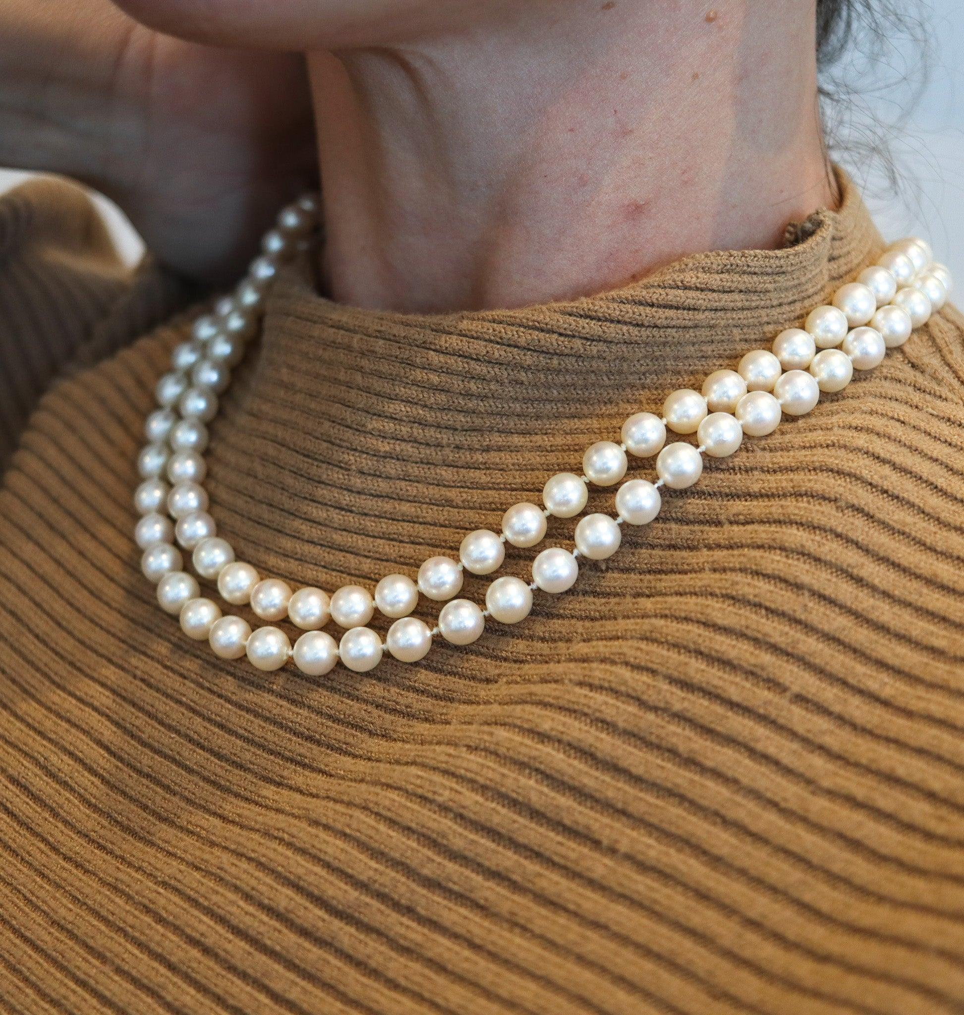 Collier double avec des perles d'Akoya.

Il s'agit d'un collier de perles à double rang très bien assorti, composé de cent dix perles rondes d'Akoya. L'élégant collier a une longueur de vingt-et-un pouces et est monté dans une platine classique en