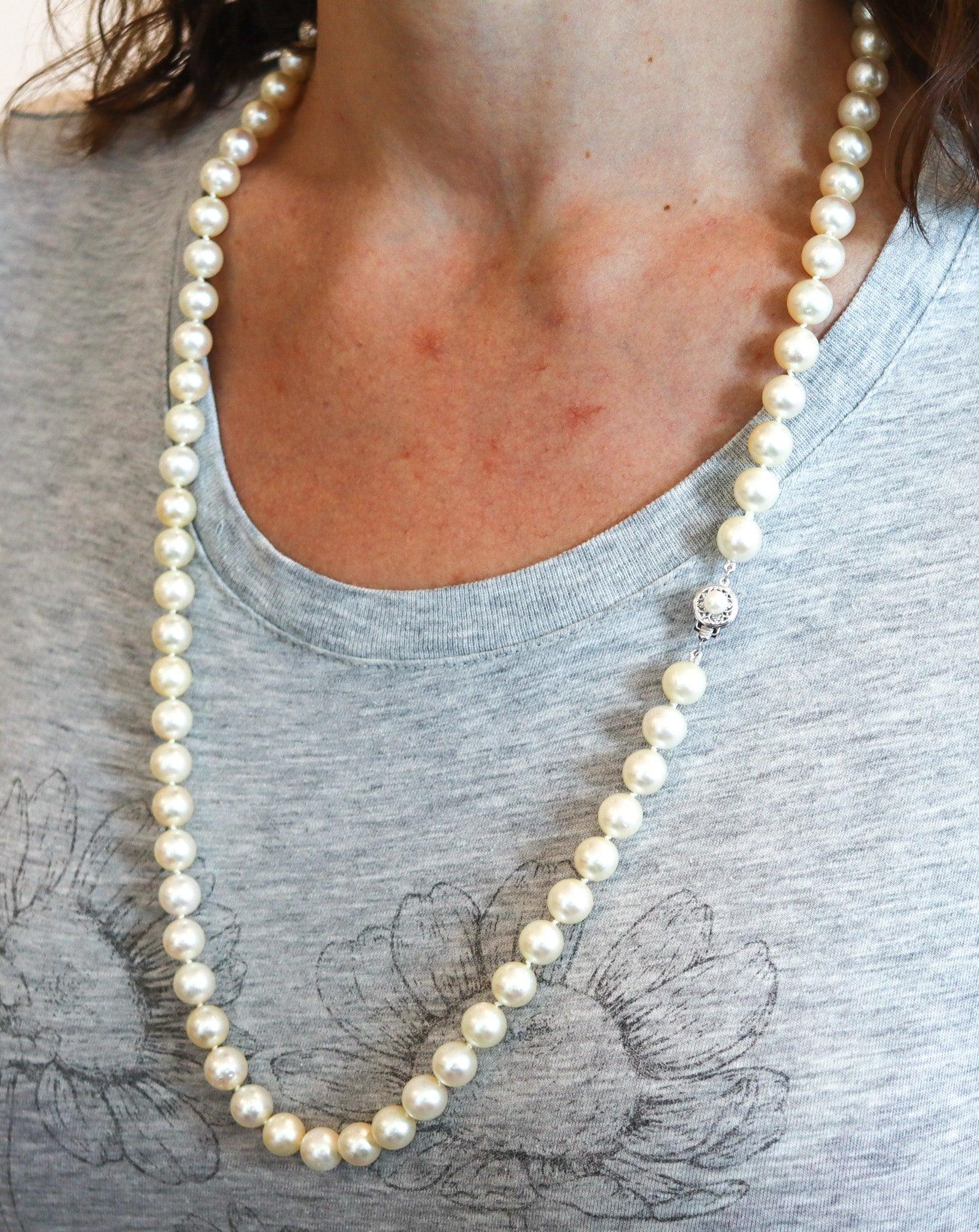 An Akoya pearls long necklace.

This is a very well-matched pearls necklace, composed by seventy-nine Akoya round pearls of nine millimeters. The elegant strand has a length of twenty-nine inches and is mounted in a classic lock, crafted in white