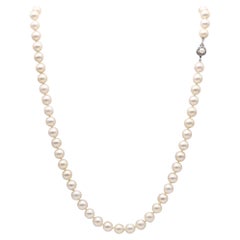 Collier long perles d'AKOYA avec serrure sphérique en or blanc 18 carats