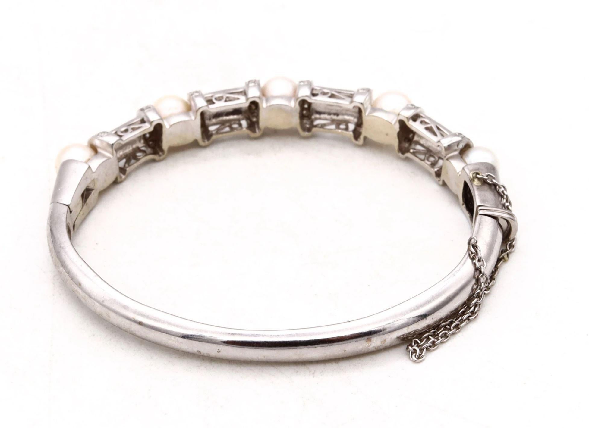 Akoya Pearls Modern Bangle Bracelet in 14 Kt White Gold with VS Diamonds In Excellent Condition For Sale In Miami, FL