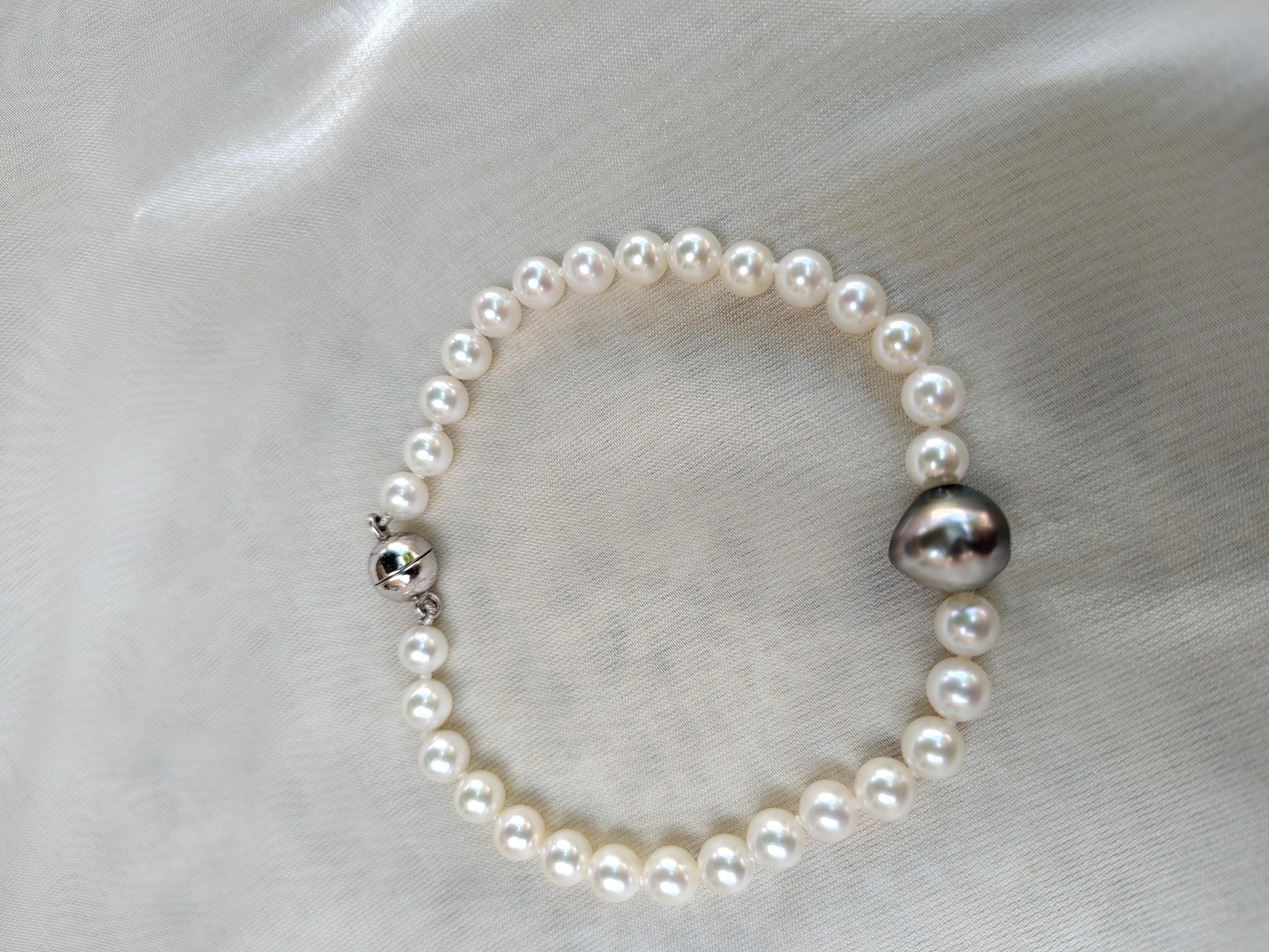 Classic 5.7mm Akoya and 1x (9.5 x 11.1mm) Tahitian Keshi pearl bracelet. 
These Akoya have a beautiful lustre and colour consistency and perfectly round shape.  
Saltwater pearl oysters produce a variety of colours, but the classic white pearl