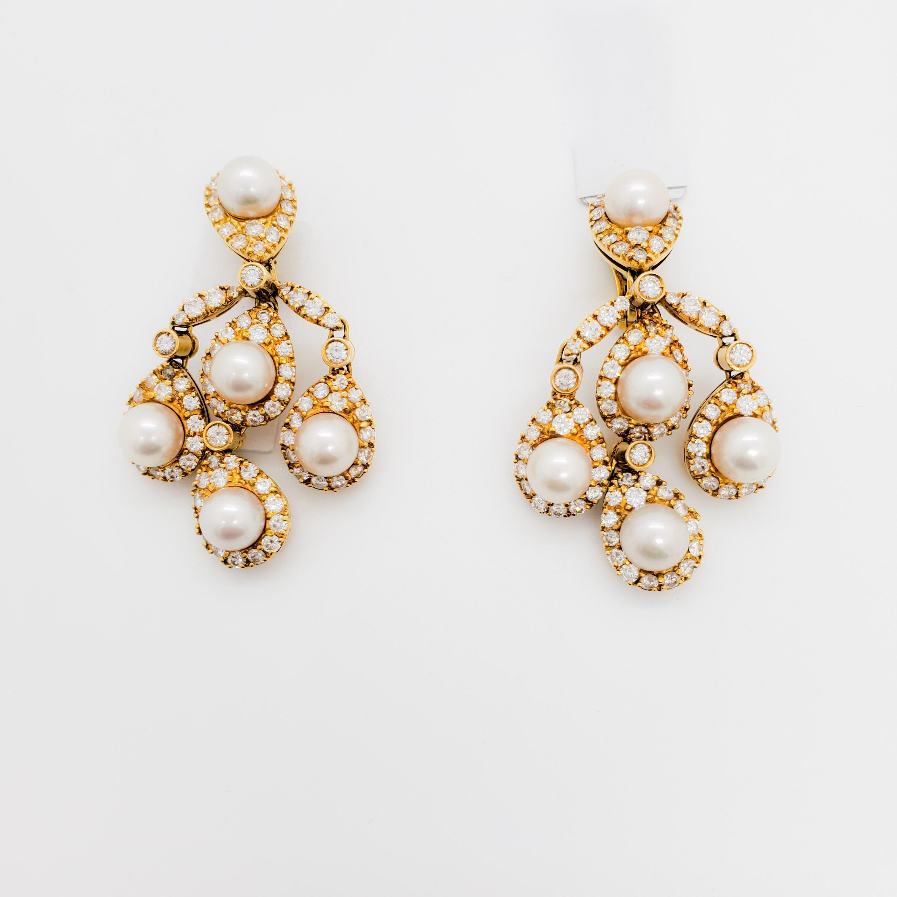 Wunderschöne weiße Akoya-Perlen Größe 8-8,5 mm mit 8,70 ct. weißen runden Diamanten.  Handgefertigt in 18k Gelbgold.  Diese sind mit einem Clip versehen, aber es kann ein Pfosten hinzugefügt werden.