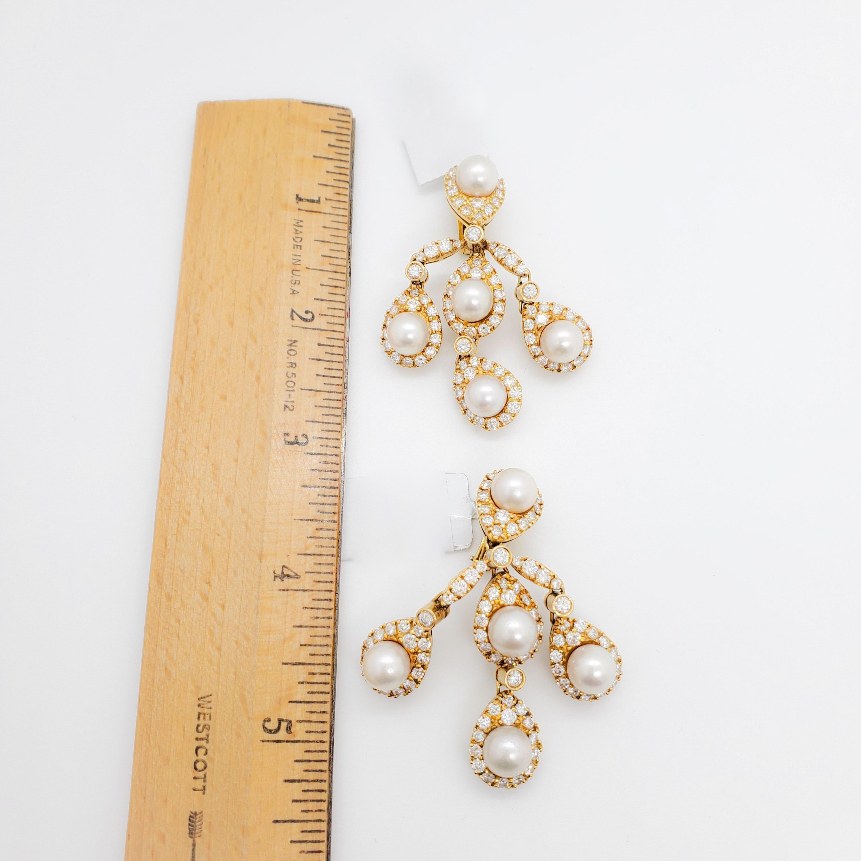 Weiße Akoya-Perlen und Diamant-Ohrringe aus 18 Karat Gelbgold im Angebot 1