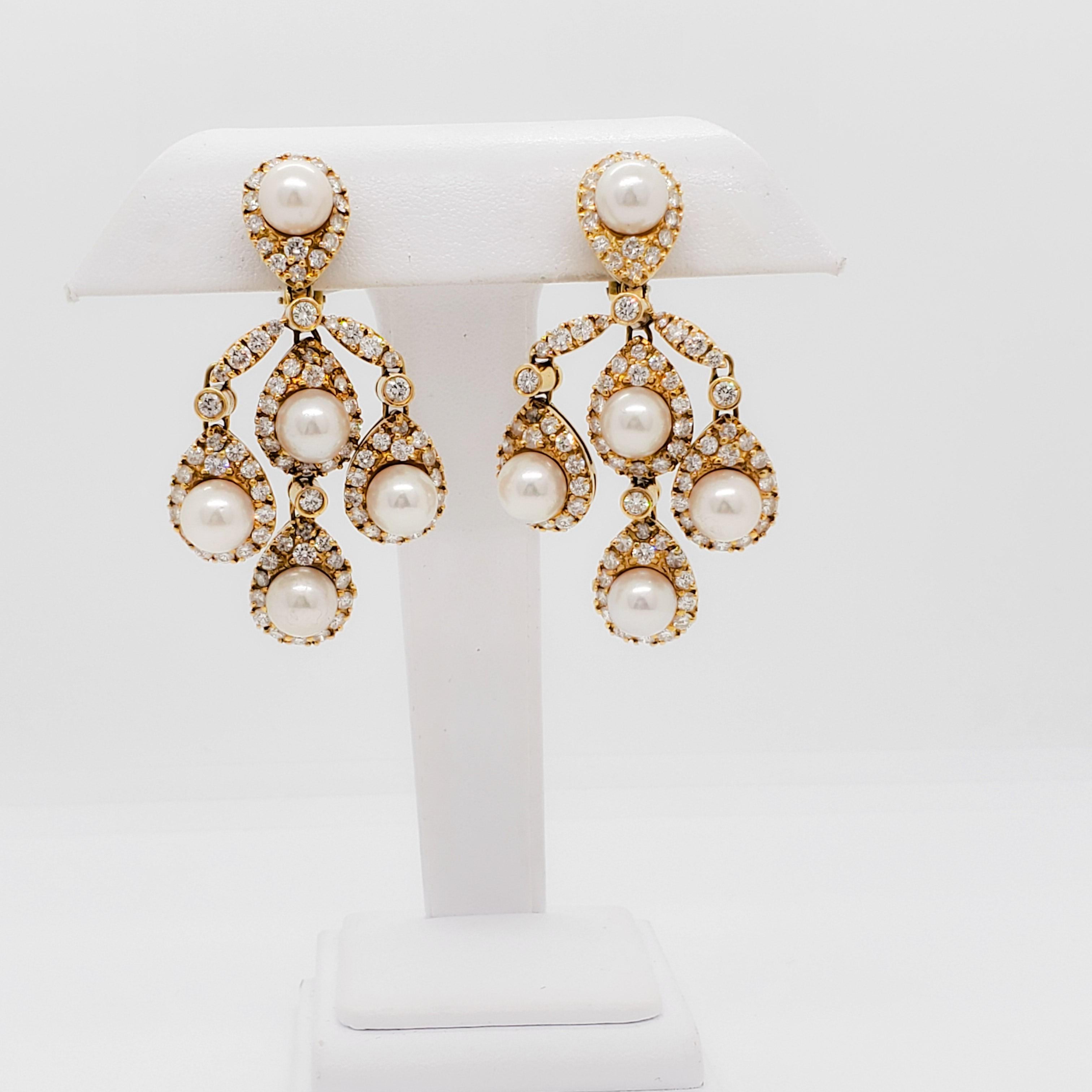 Weiße Akoya-Perlen und Diamant-Ohrringe aus 18 Karat Gelbgold (Rundschliff) im Angebot