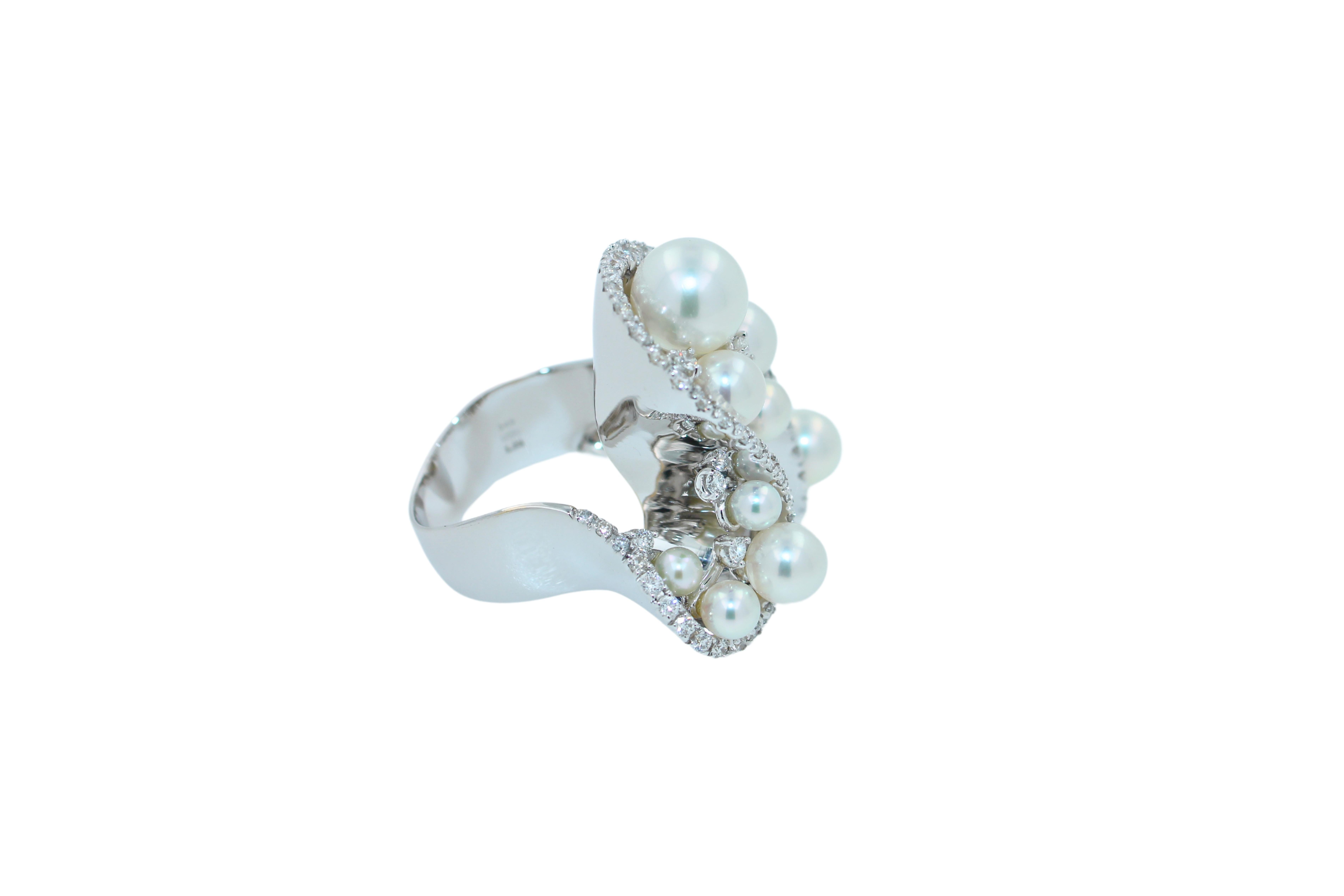 Akoya Weißer Perlen Trauben luxuriöser Cocktail Pave Eleganter 18K Weißgold Diamantring im Zustand „Neu“ im Angebot in Oakton, VA