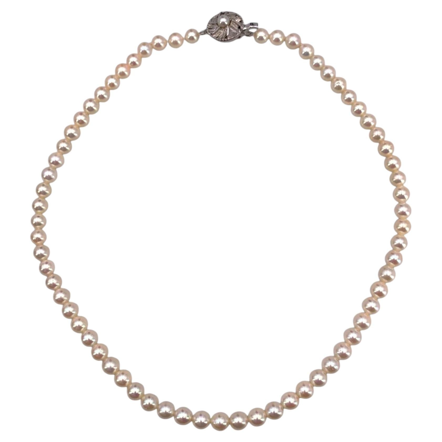 Akoya White Round Pearls 5.5 mm Silver Round Clasp Necklace cm 43 For Sale