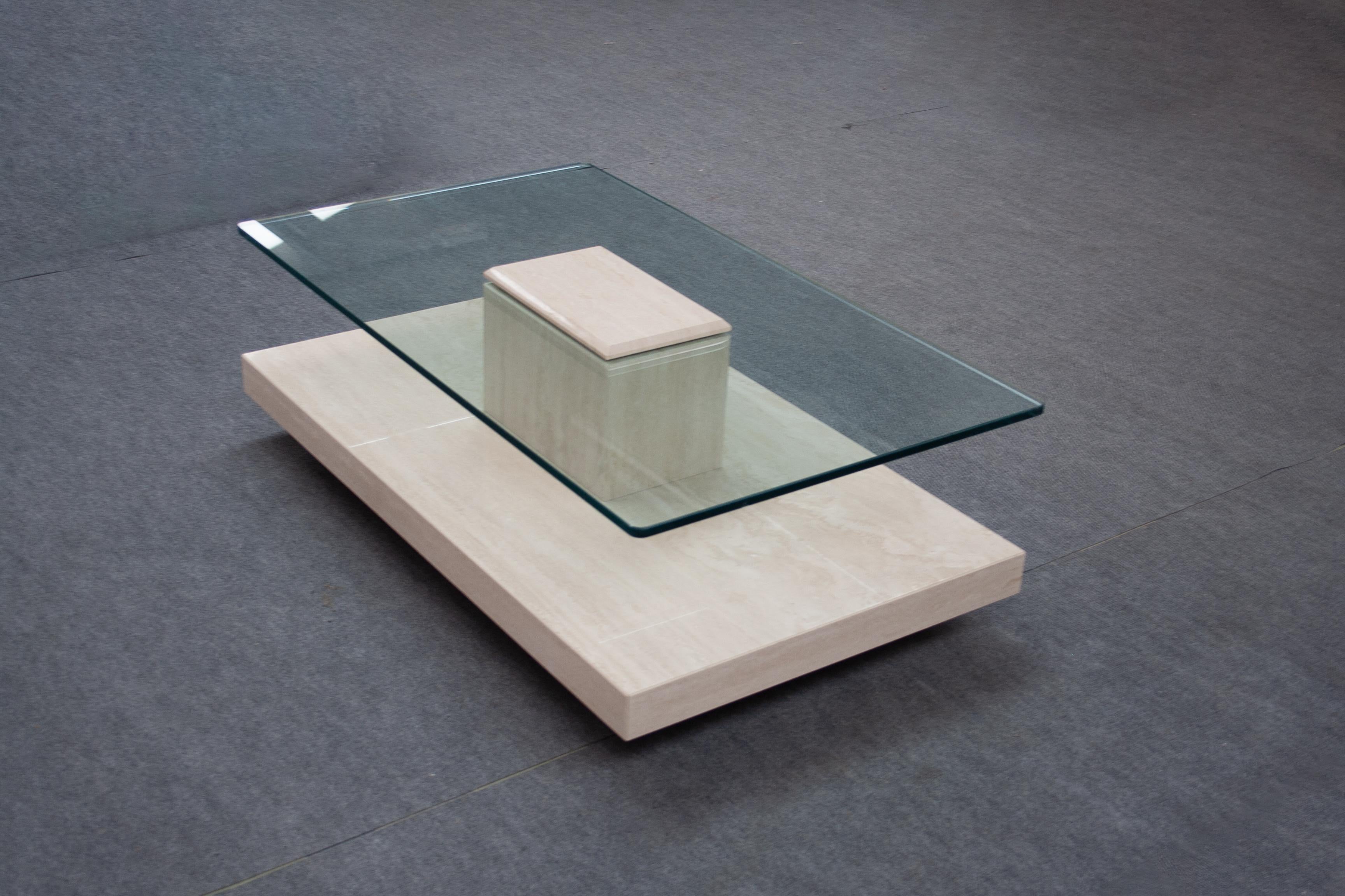 XXI secolo e contemporaneo Tavolino da caffè Akra in marmo travertino e vetro Design/One in stock in vendita