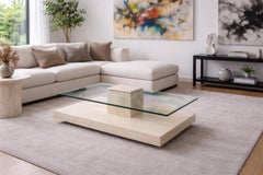 Akra Mesa de centro de mármol travertino italiano y cristal Diseño contemporáneo en Stock