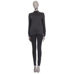 AKRIS, maglione grigio antracite in cashmere e seta con scollo a punta 38 M