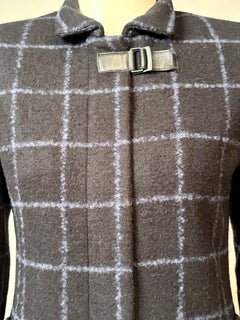 Veste Akris en alpaga à carreaux « windowpane » noirs et bleus, fermeture éclair sur le devant et bordures en cuir