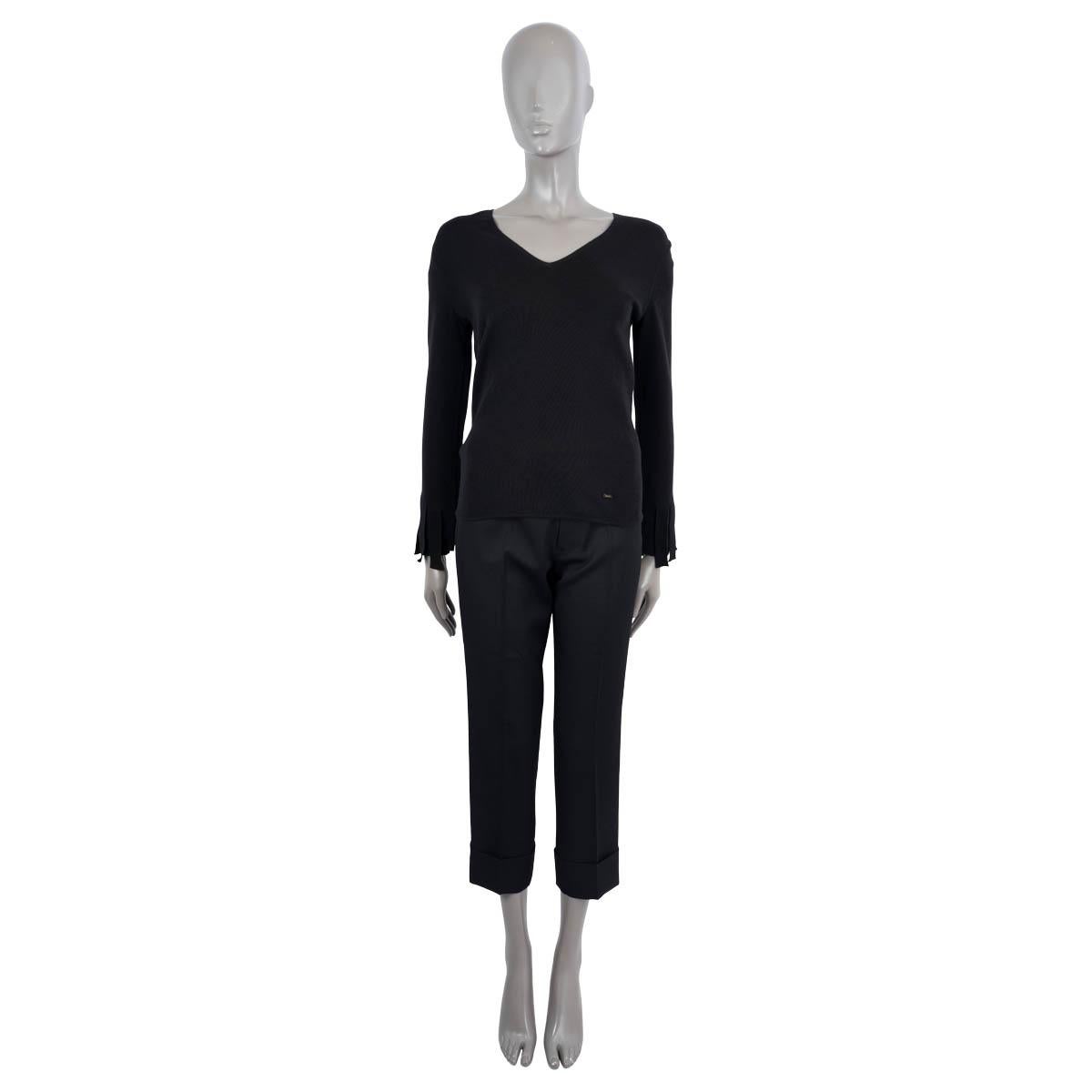 100% authentic AKRIS v-neck long sleeve fitted knit sweater in black cashemere (70%) and silk (30%) with fringed sleeve detail. Brand new with tags.

Measurements
Tag Size	38
Size	M
Shoulder Width	44cm (17.2in)
Bust	88cm (34.3in) to 110cm