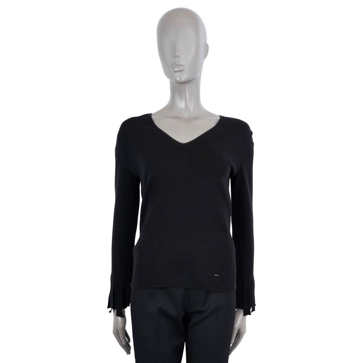 Black AKRIS black cashmere & silk V-Neck Sweater 38 M For Sale