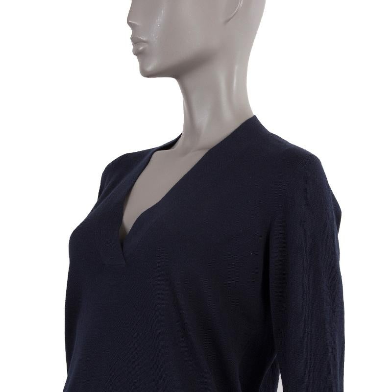 100% authentic Akris v-neck sweater in midnight blue cashmere (70%) and silk (30%). Has been worn and is in excellent condition. 

Measurements
Model	V-Neck
Tag Size	44
Size	XXL
Shoulder Width	42cm (16.4in)
Bust	100cm (39in) to 130cm