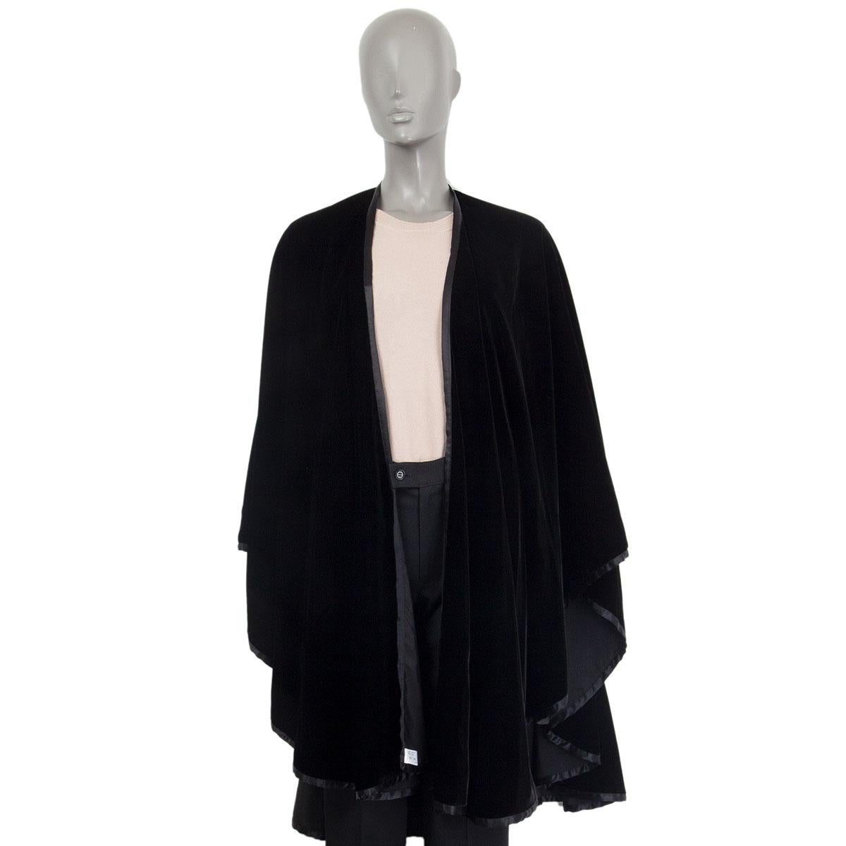 Akris velvet cape in black viscose (78%) and cupro (22%) with a black satin trim. Has been worn and is in excellent condition. 

Size One Size
Length103cm (40.2in)