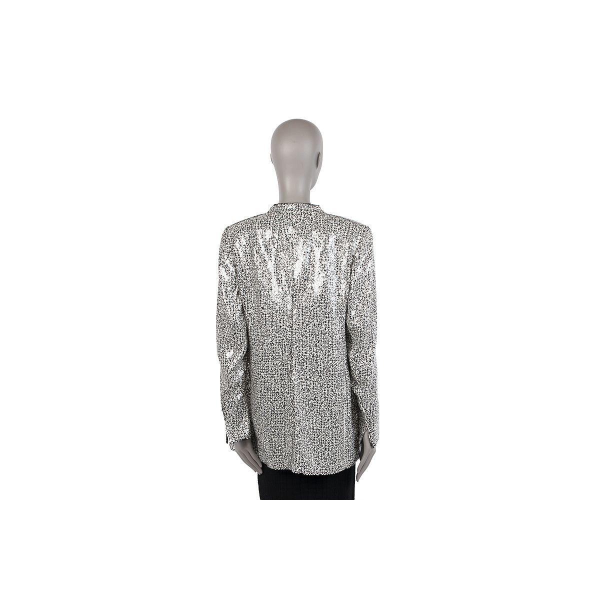 100% authentic Akris collarless sequins box jacket in black and white polyester (97%), nylon (3%), and silk (100%) with slit cuffs. Closes with three hook-and-eye closures. Lined in black silk (100%). Has been worn and is in excellent