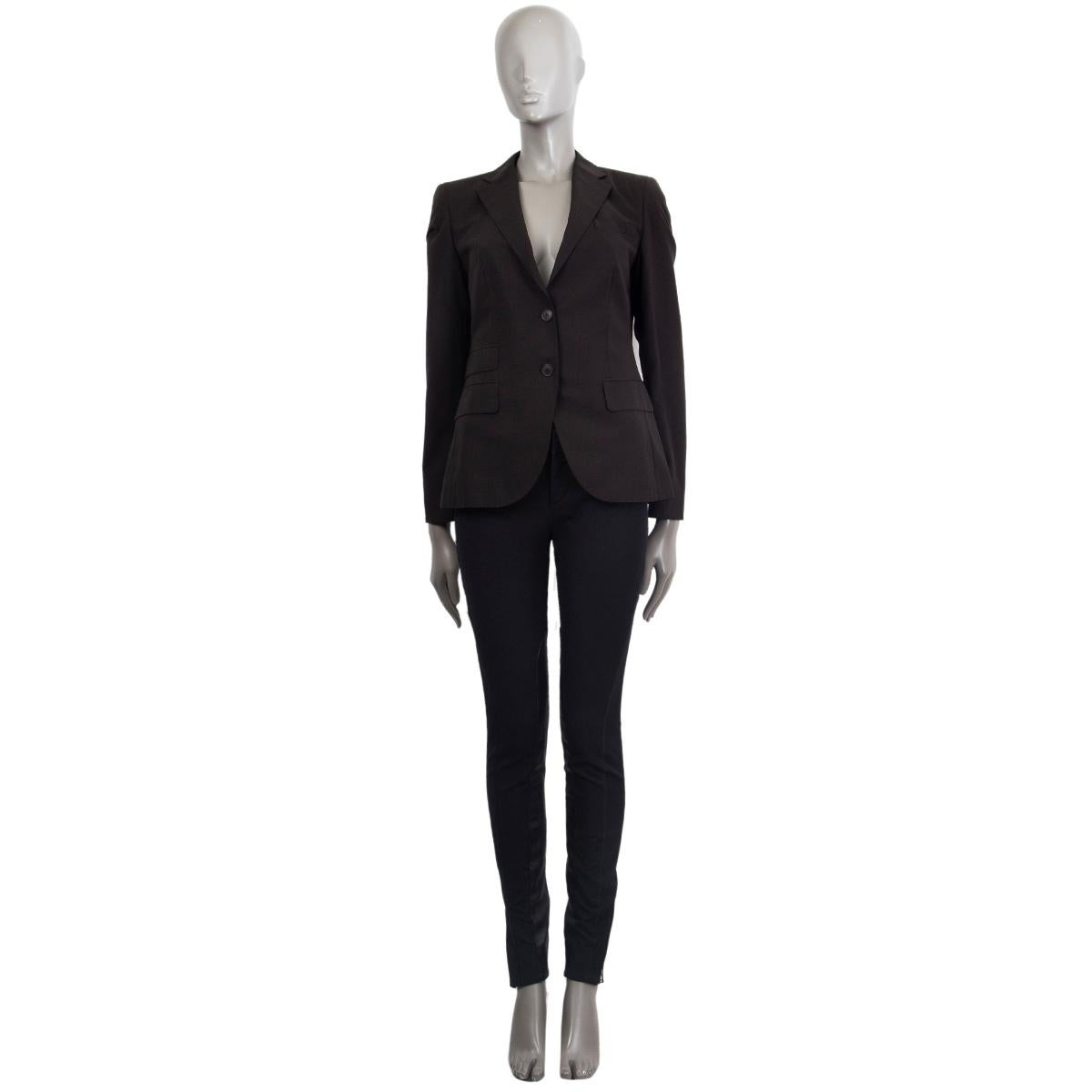 100% authentic AKRIS two-button blazer in black wool (100%) with a standart notch-collar, chest pocket, flap pocket and a double-flap pocket on the right side. Lined in black fabric viscose (100%). Closes with two buttons in the front.