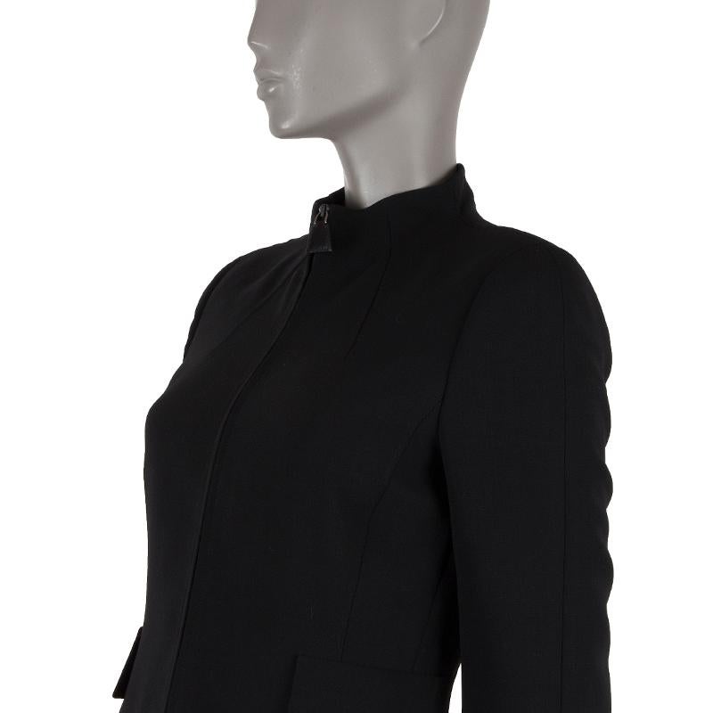 100% authentic Akris mandarin-collar blazer in charcoal wool (94%), elastane (4%), and nylon (1%). With two flap pockets on the front and slit cuffs. Closes with invisible zipper on the front and two hooks on the neck. Partially lined in charcoahl