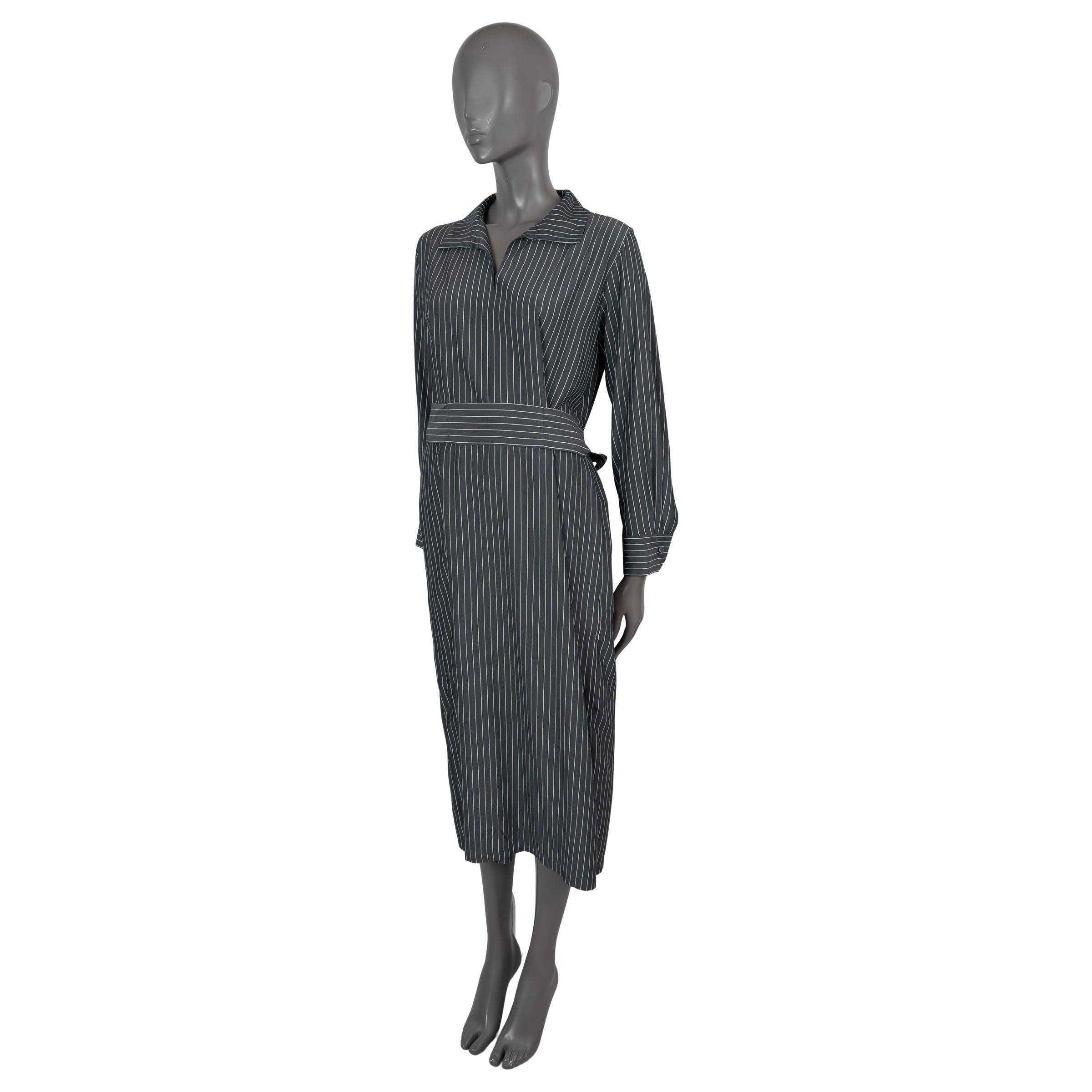 100% autentico abito camicia Akris in crêpe di seta a righe grigio ardesia scuro e crema (100%). Presenta uno scollo a V con colletto, fusciacche anteriori che possono essere avvolte, spacchi laterali e cerniere regolabili in vita. Sfoderato. È