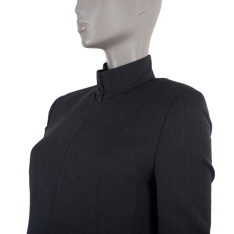 100% authentic Akris mandarin-collar blazer in charcoal wool (94%), elastane (4%), and nylon (1%). With two flap pockets on the front and slit cuffs. Closes with invisible zipper on the front and two hooks on the neck. Partially lined in charcoahl