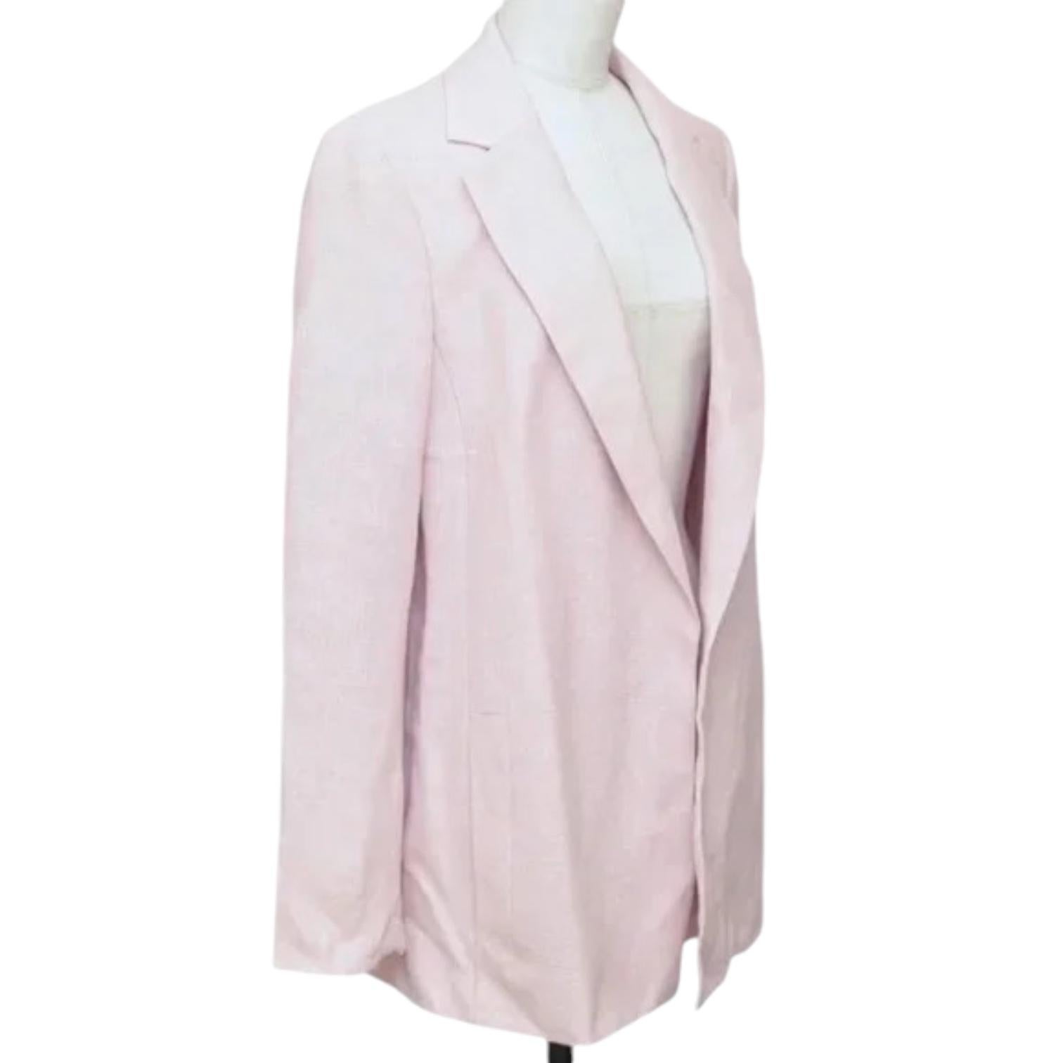 Akris Jacket Blazer Lilac Pink Linen

Sz: 8

Details:
- Pink w/a lilac undertone.
- Open front. Long sleeve.
- Front pockets.

Material: 60% Linen, 40% Wool

Approximate Measurements:
- Shoulder to Shoulder, 16