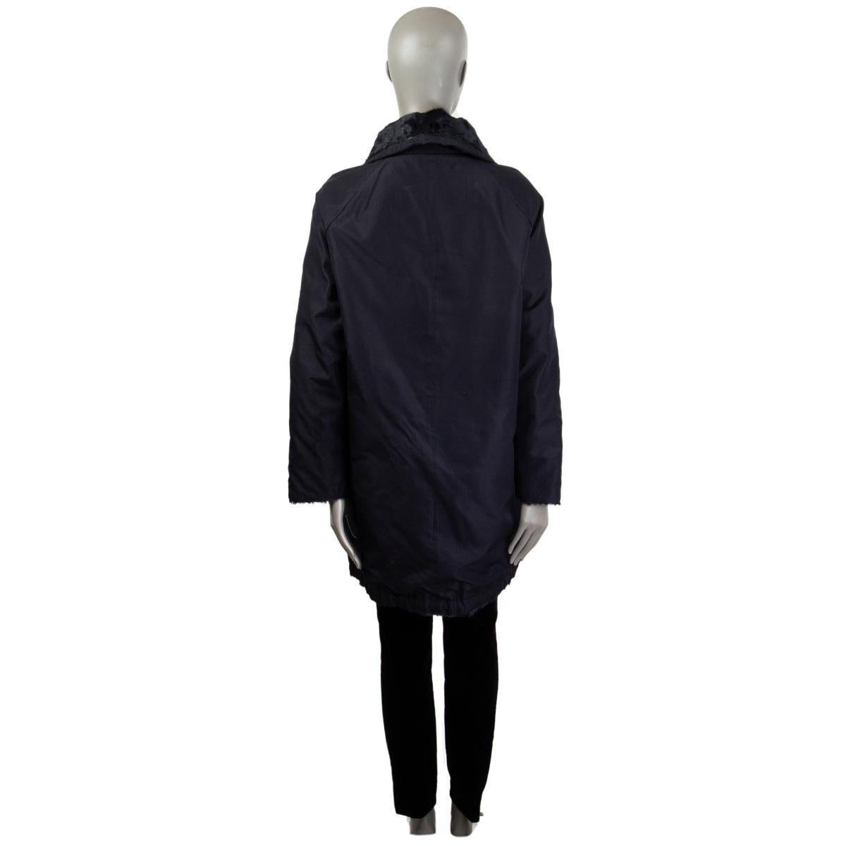 AKRIS midnight blue viscose & SHEARLING REVERSIBLE Coat Jacket 34 XS In Excellent Condition For Sale In Zürich, CH