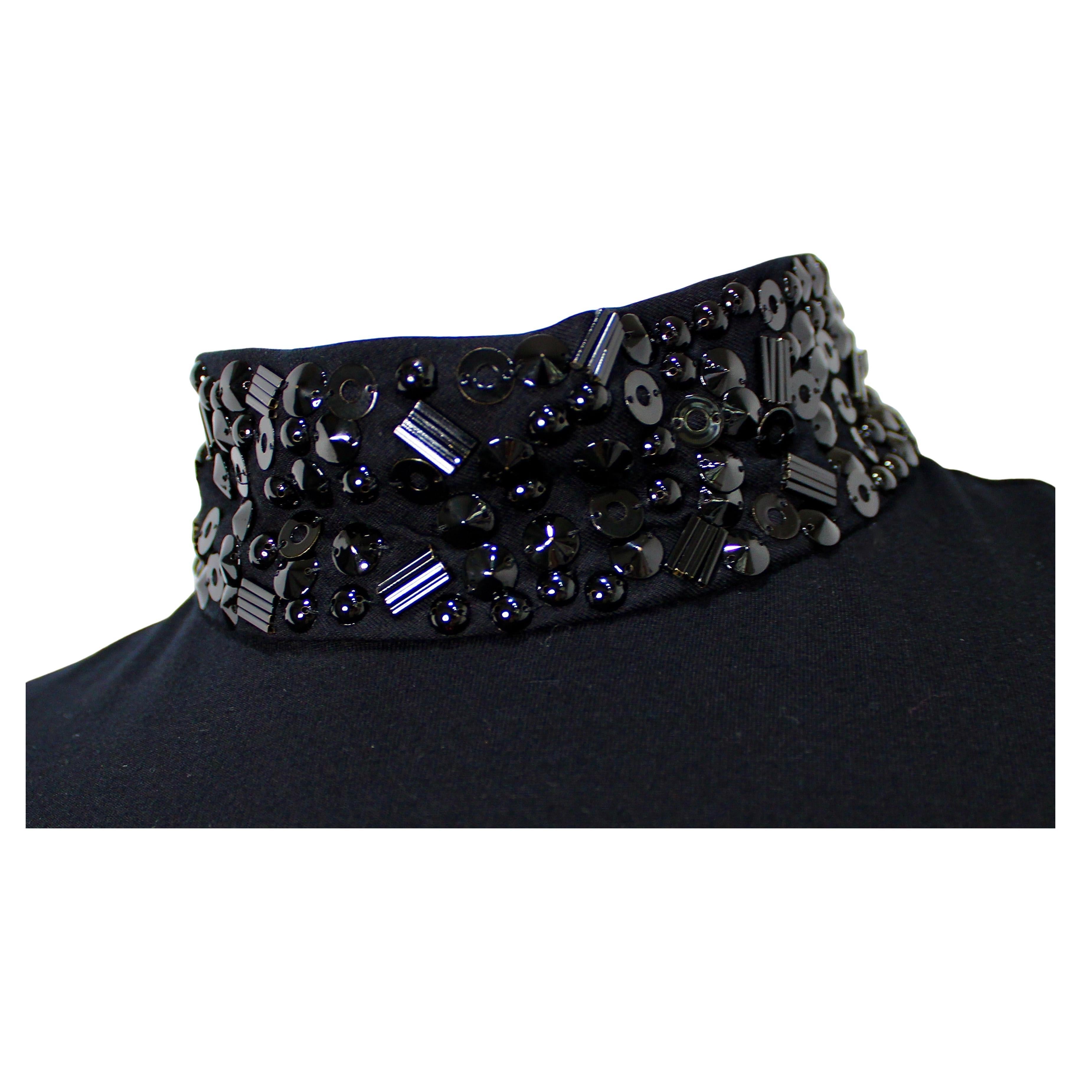 La chemise à col roulé cloutée en modal noir à manches longues d'Akris Punto offre un look élégant et sophistiqué avec une touche de modernité. Fabrice en modal doux de haute qualité, ce col roulé ajusté est doté d'un collier noir élégamment clouté