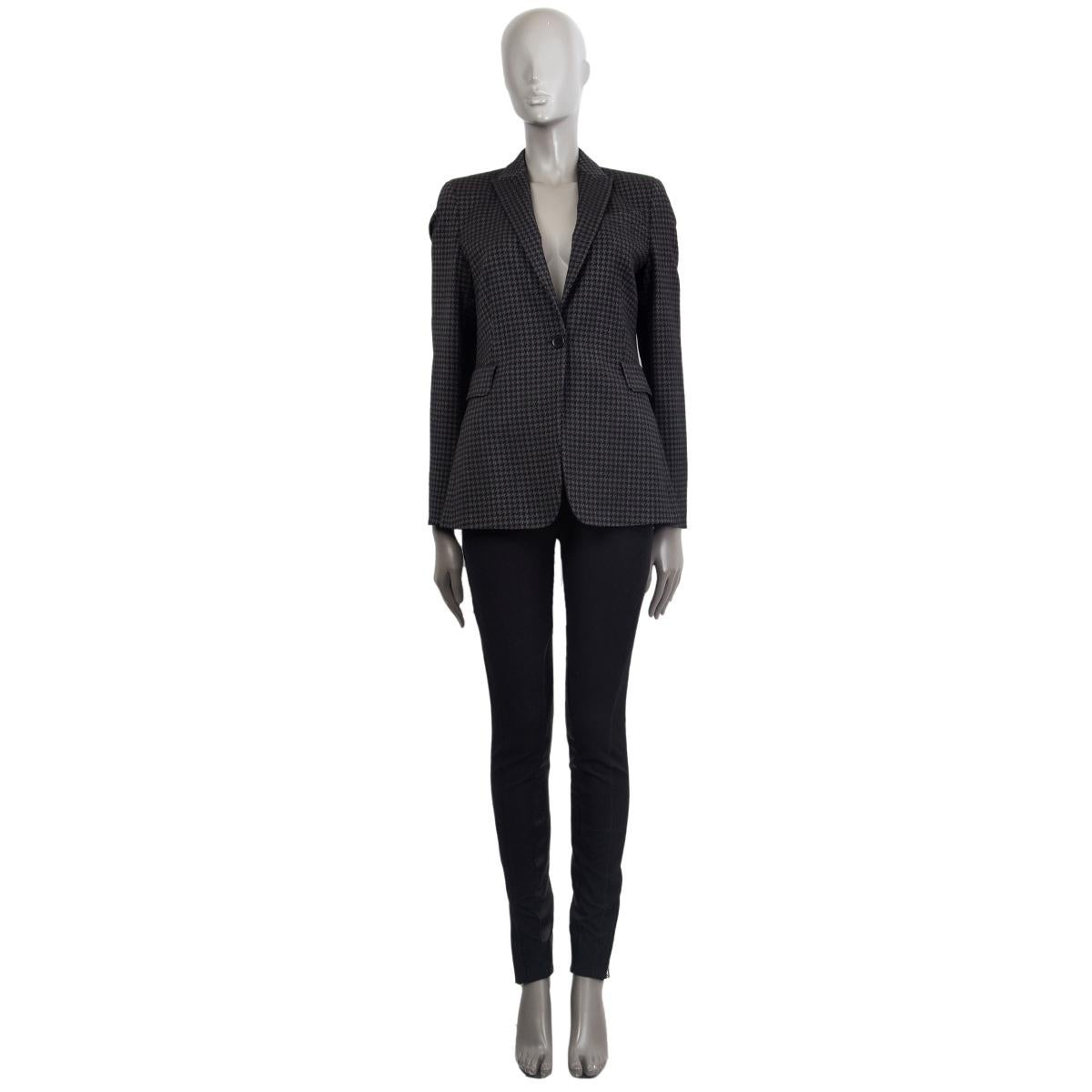 100% authentic AKRIS punto classic blazer in grey and black wool (73%) viscose (19%) polyamide (7%) elastane (1%) with a houndstooth design, peak collar, two flap pockets and one chest pocket. Lined in black fabric polyurethane (60%) polyester