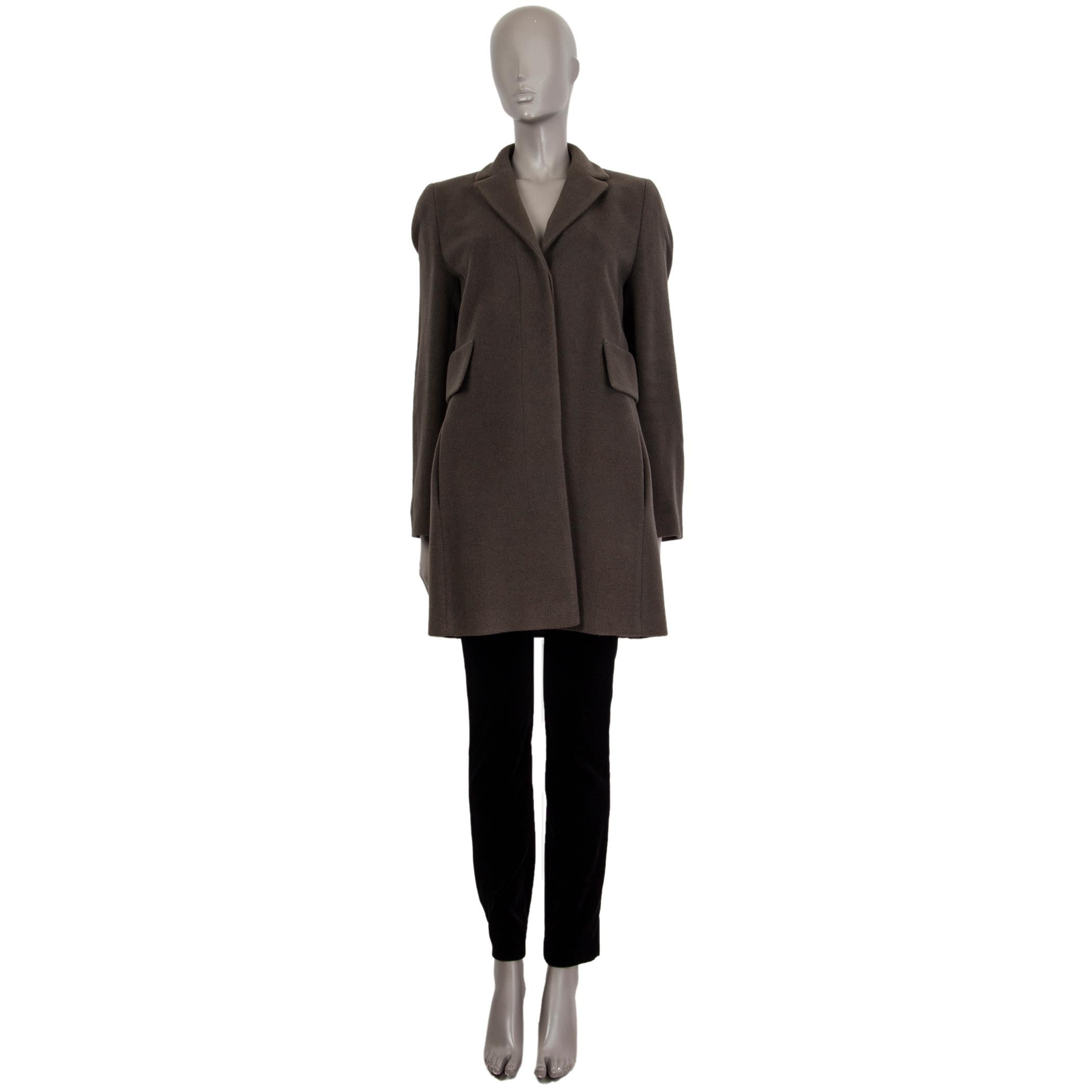 100% authentic Akris Punto classic coat in grey wool (55%) and angora (45%) with a flat collar. Has two decorative flap pockets and two slit pockets on the front. Closes on the front with concealed buttons. Lined in viscose. Has been worn and is in