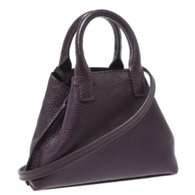 Este bolso de piel es clásico, superelegante y perfecto para todas tus ocasiones. Este bolso de diseño elegante tiene el interior forrado de tela. Adopta las tendencias con estilo con este bolso chic de Akris que puedes llevar en la mano o cruzado.