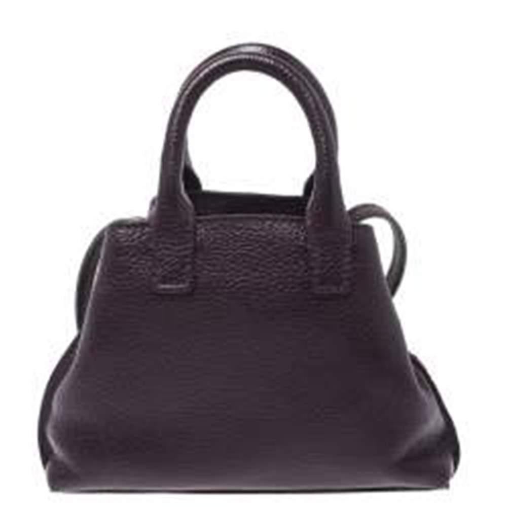 This leather bag is classic, super-stylish and perfect for all your occasions. This smartly designed bag has an interior lined with fabric. Embrace the trends in style with this chic bag by Akris that can be carried by hand or across the body.

