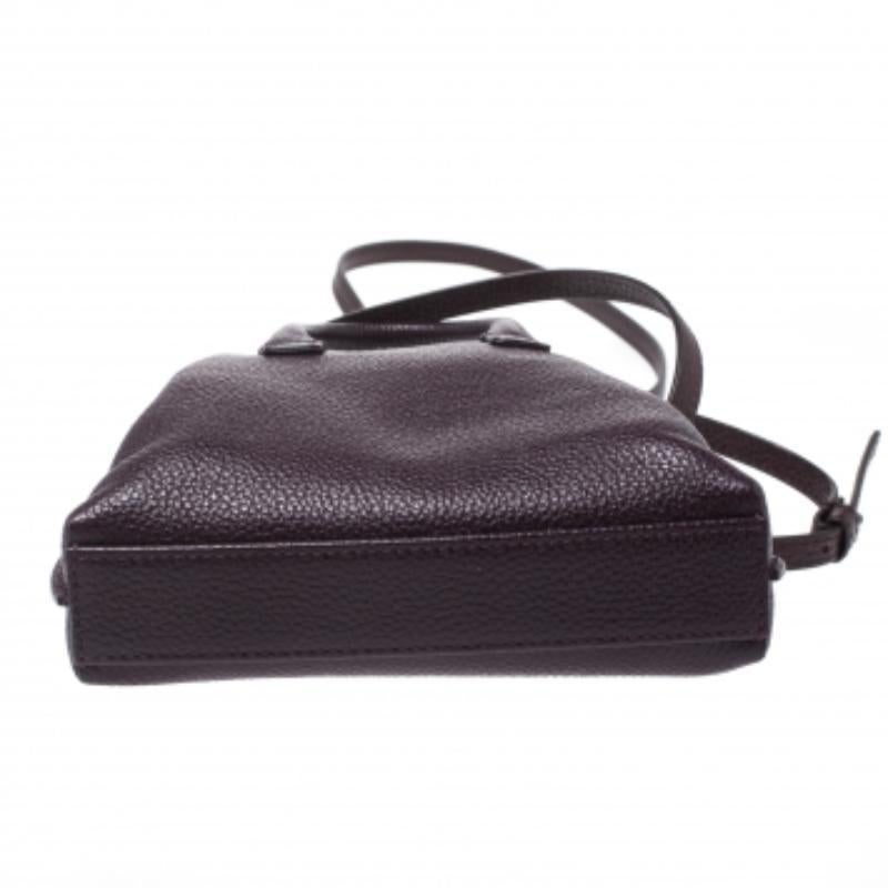 Bolso Crossbody de piel morada Akris en Excelente estado para la venta en Dubai, Al Qouz 2