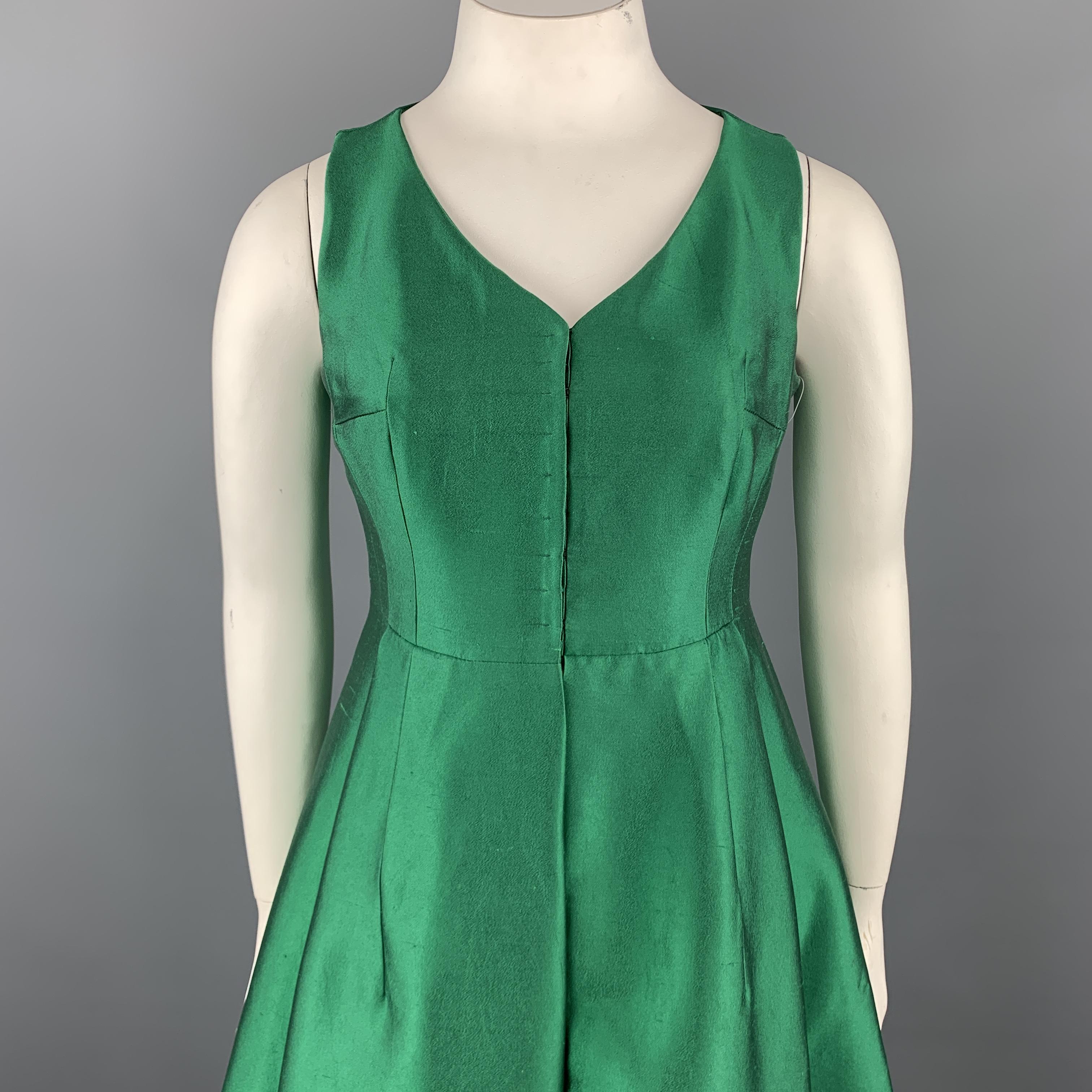 AKRIS strapless evening gown comes in a vibrant green silk shantung taffeta with a deep V neckline, hidden snap and hook eye closures, and full A line box pleated skirt. 

Excellent Pre-Owned Condition.
Marked: 10

Measurements:

Shoulder: 13.5