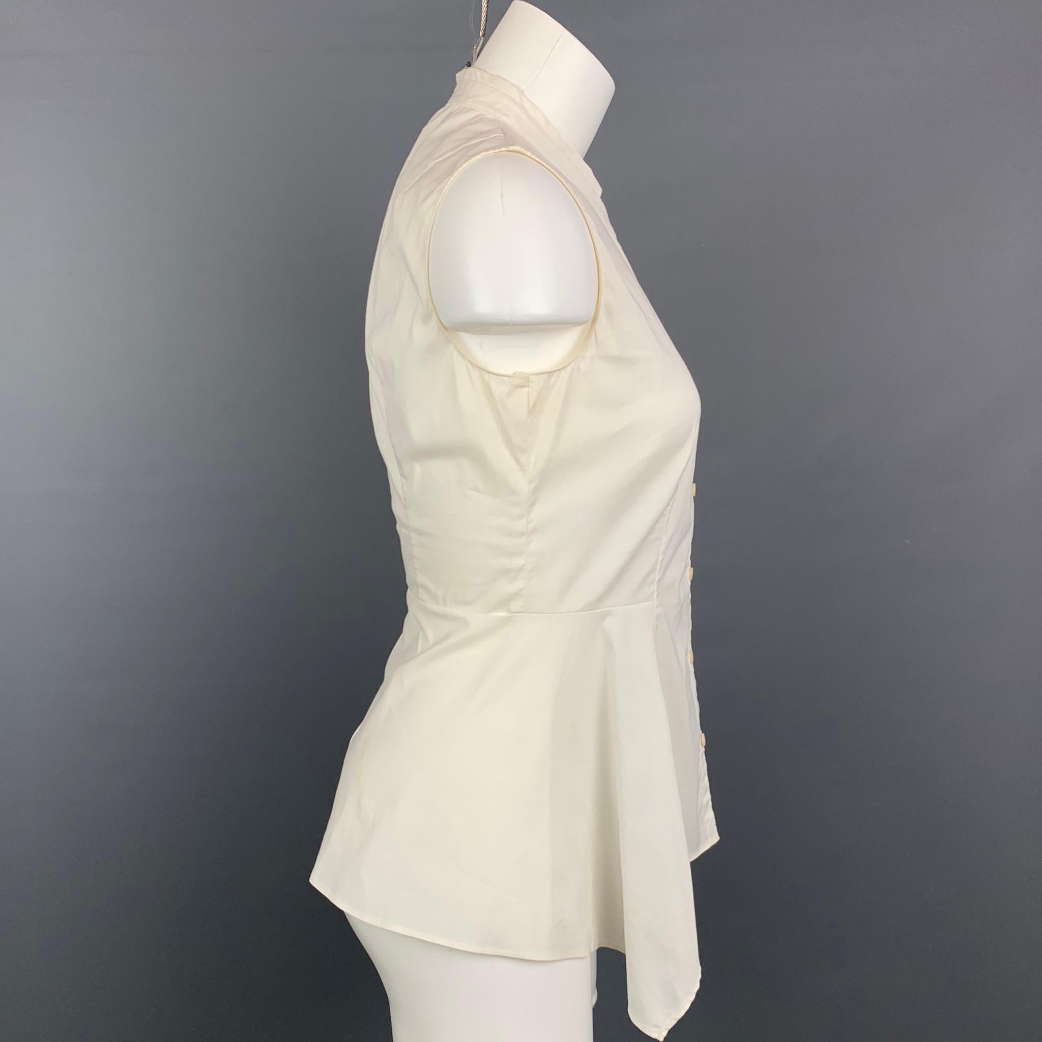 AKRIS blouse comes in a white poplin cotton blend featuring a collarless style, a-line, sleeveless, and a button closure. Made in Romania.

Very Good Pre-Owned Condition.
Marked: US 4 / F 36 / D 34

Measurements:

Shoulder: 14.5 in.
Bust: 32