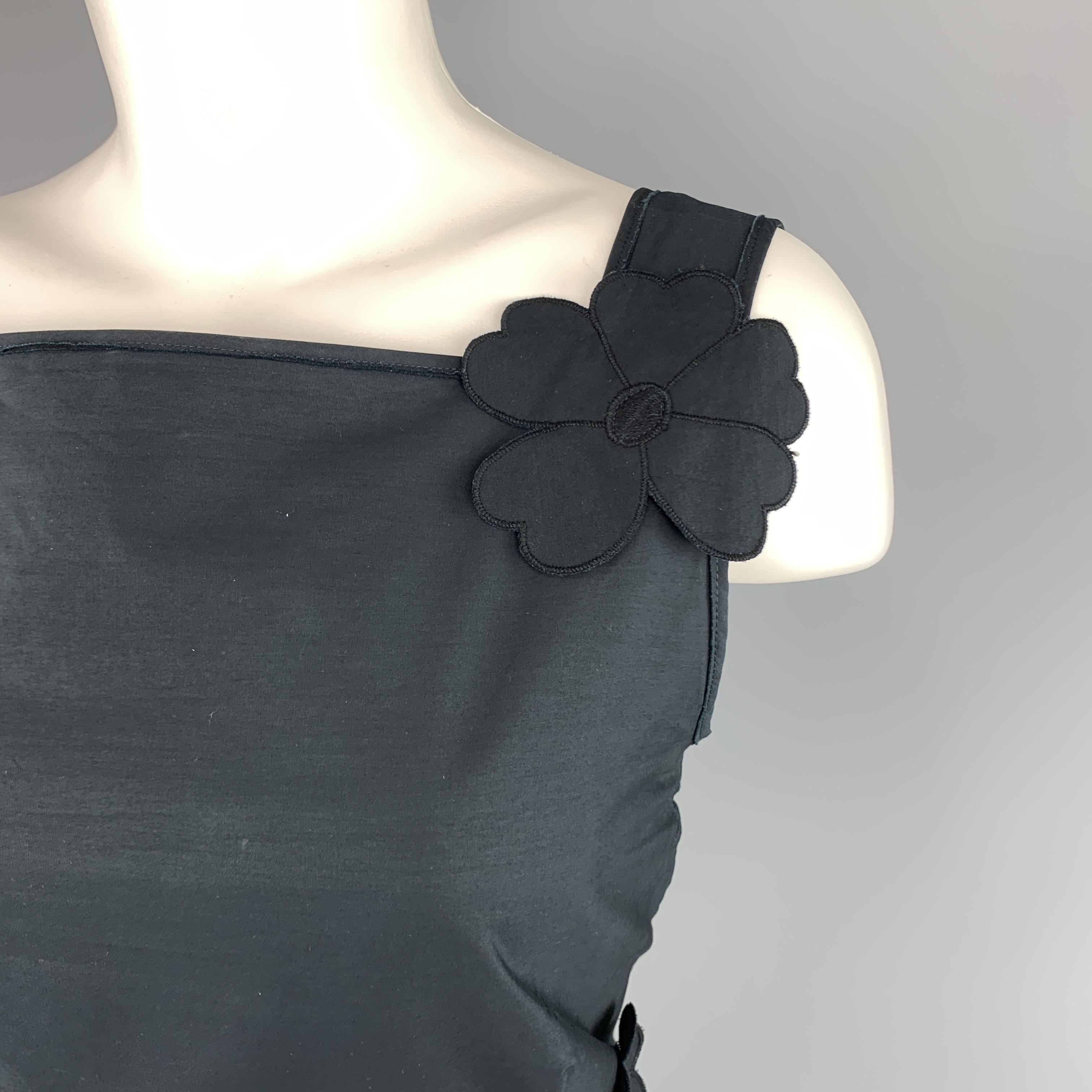 AKRIS dress top comes in navy blue cotton with a sleeveless square neckline and floral appliques.
 
Excellent Pre-Owned Condition.
Marked: 8
 
Measurements:
 
Shoulder: 15 in.
Bust: 36 in.
Length: 20.5 in.