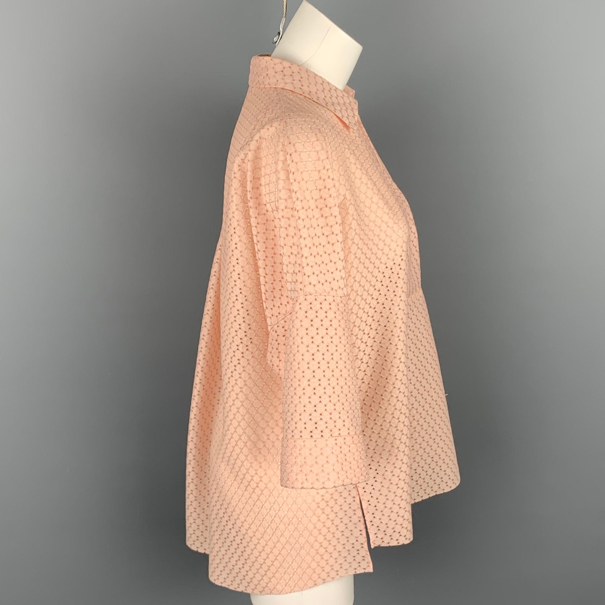 La camicetta AKRIS è in poliestere rosa con occhielli, stile tunica, maniche a 3/4, scollo a V e colletto aperto.

Ottimo stato usato.
Contrassegnato: US 8 / F 40 / D 38 / UK 12 / IT 44
Prezzo di vendita originale: $695.00

Misure:

Spalla: 27